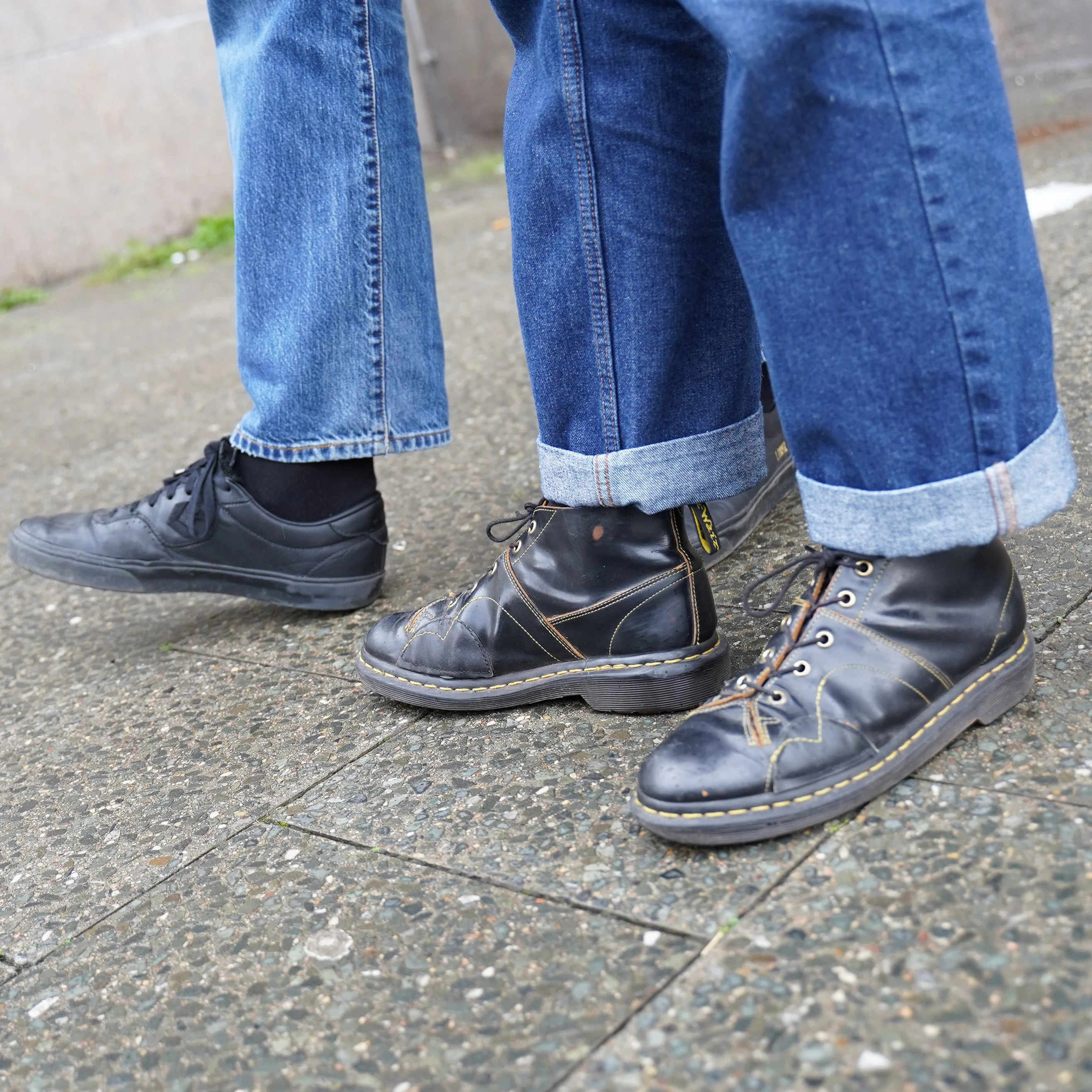 Die Lyoner Studenten sind zu Besuch in Berlin. Ihre Spaziergänge machen sie mit schwarzen Converse Louie Lopez und kunstvoll geflickten Doc Martens, die ein französischer Schuster in echte Einzelstücke verwandelte.