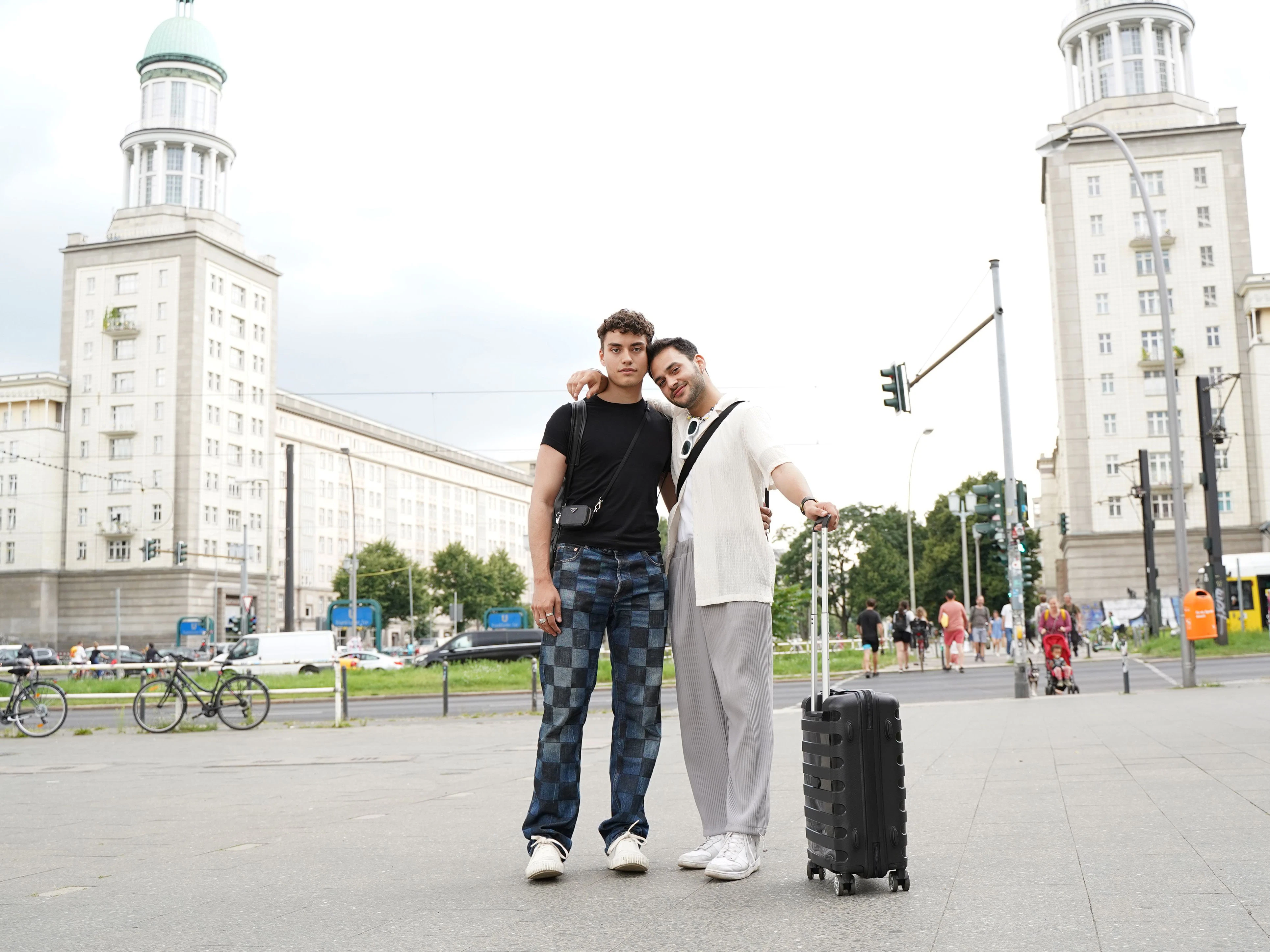 Luis lebt in London, sein Freund Shayn in Frankfurt am Main. Für einen Kurzbesuch ist das Paar in Berlin. Luis trägt zum Arket-T-Shirt eine karierte Balenciaga-Jeans und Both-Schuhe. Shayns Shirt und Hemd sind von Zara, die Hose ist vom Online-Label Korean Fashion, dazu trägt er Nike Dunks.