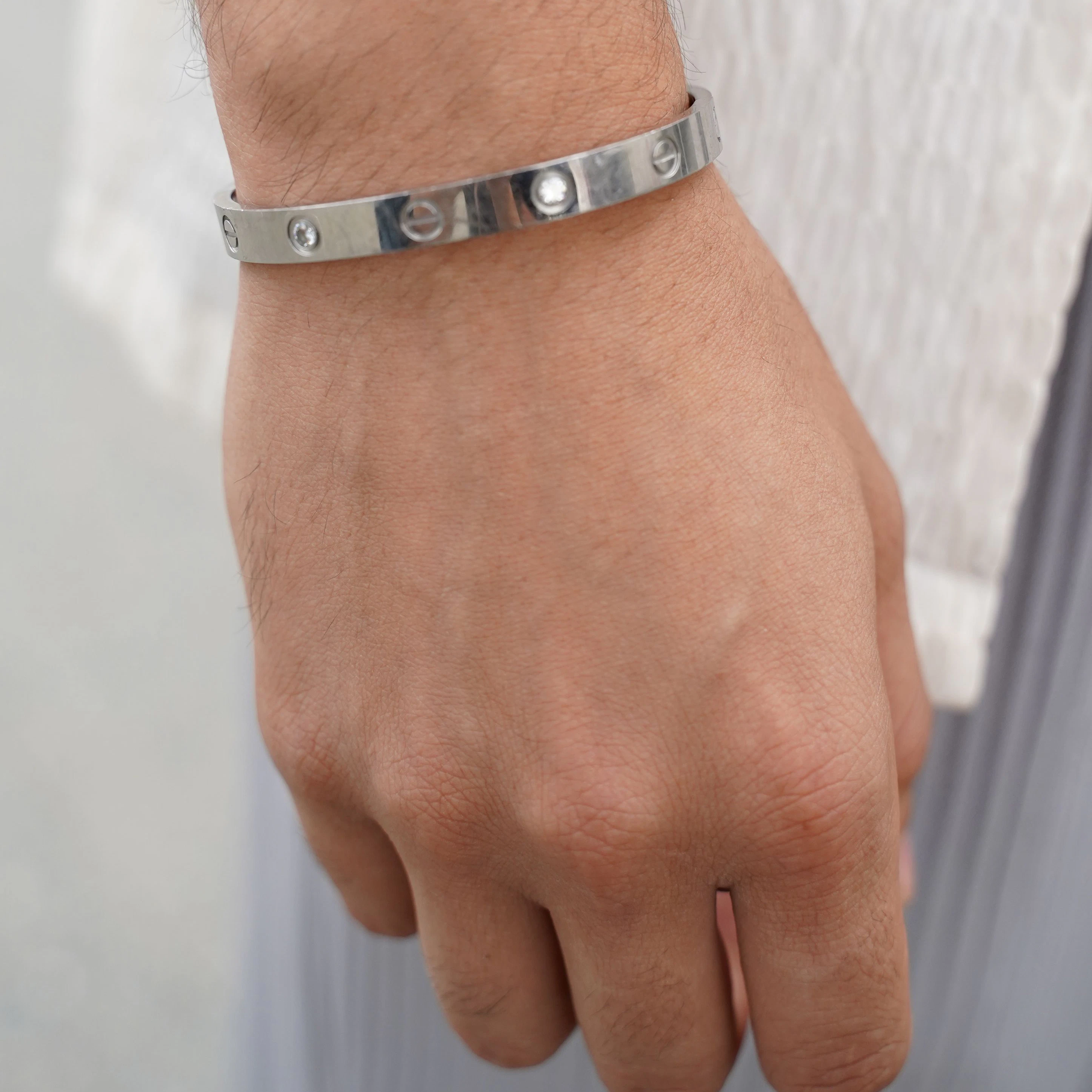 ... und das verschraubbare „Love Bracelet“ von Cartier. Ein Schmuck-Klassiker, den es seit 1969 gibt und dessen Preis stetig steigt.