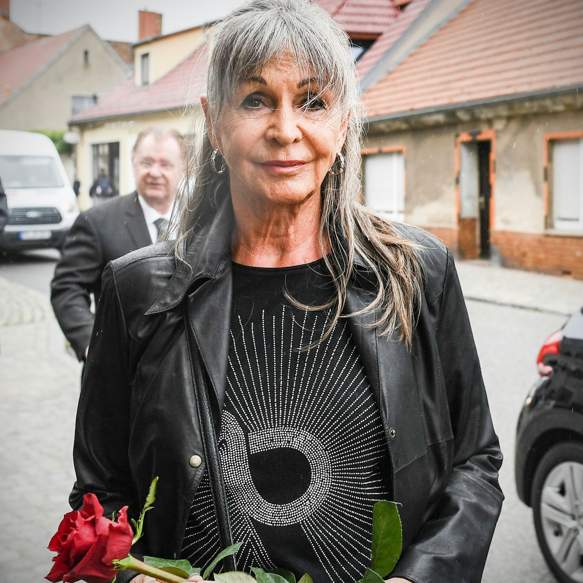 Mit einer Rose kam auch Uta Schorn („In aller Freundschaft“).<br>