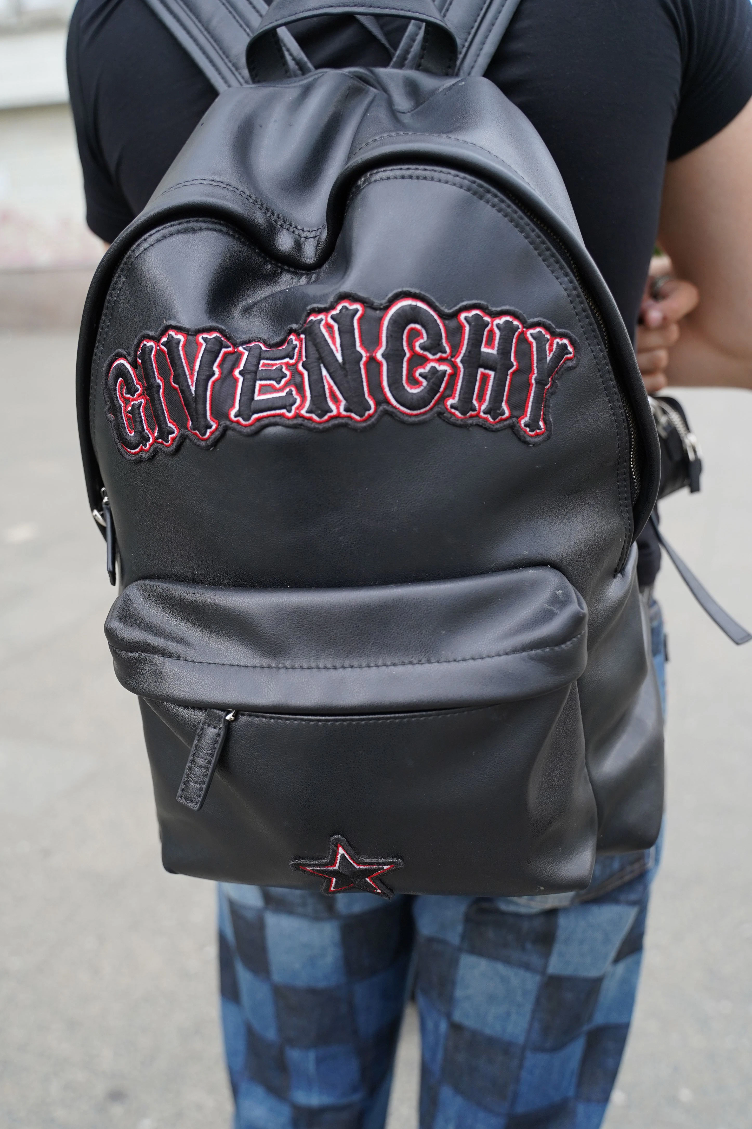 ... und der Rucksack von Givenchy.