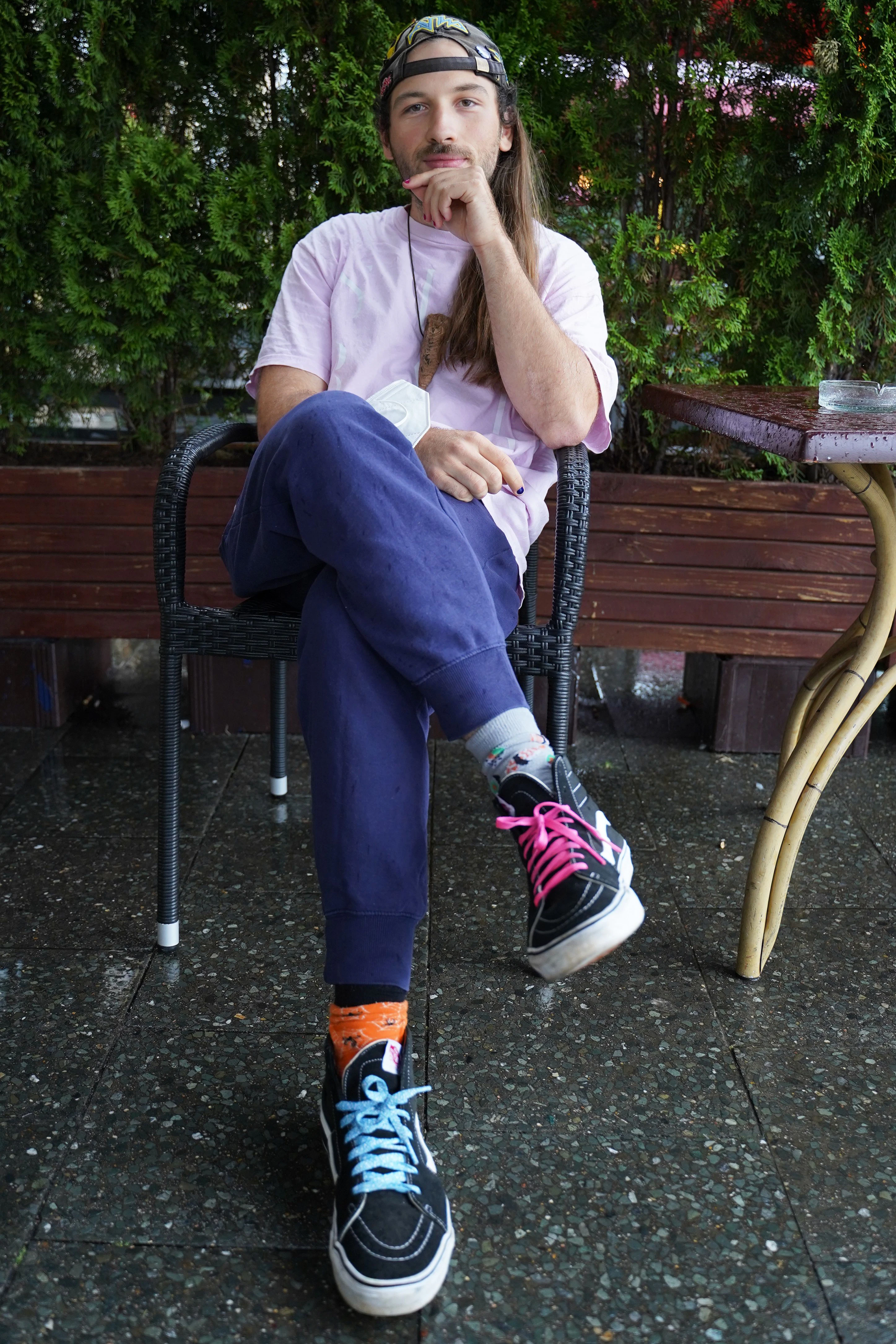 Sie kommen wieder, die langen Haare bei Männern. Der Sozialarbeiter Luca trägt sie jedoch schon seit sechs Jahren so. Der Freiburger liebt die Asymmetrie, wie man an den Schnürsenkeln seiner Vans, an seinen Socken und Fingernägeln erkennen kann.