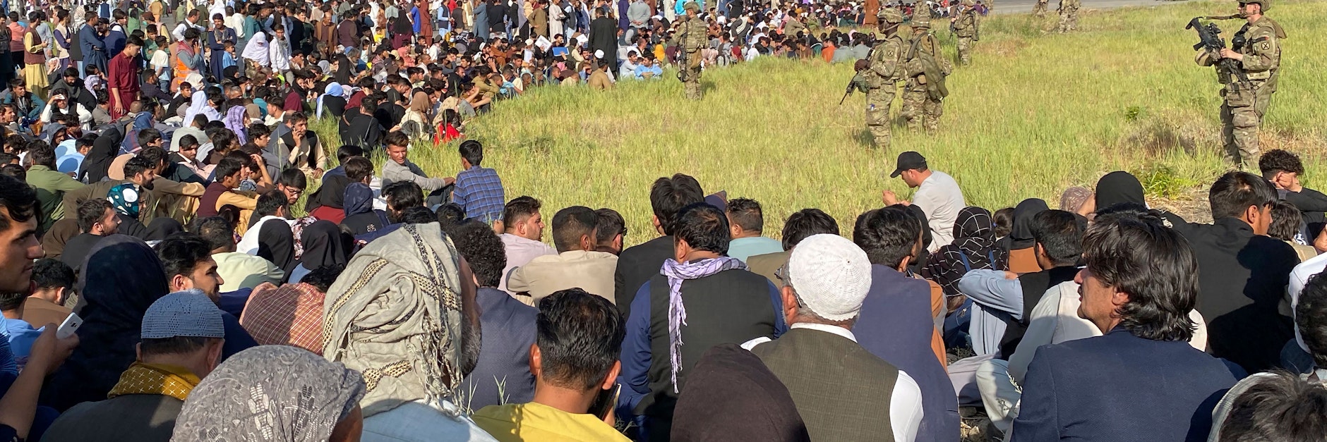 &nbsp;US-Soldaten bewachen eine Absperrung am internationalen Flughafen in Kabul.