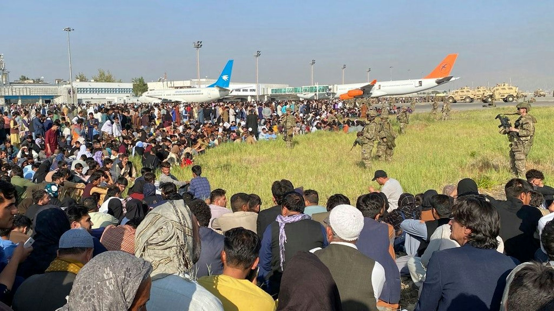 Kabul: US-Soldaten bewachen eine Absperrung am internationalen Flughafen. Zahlreiche Afghanen hoffen auf rettende Flüge ins Ausland.