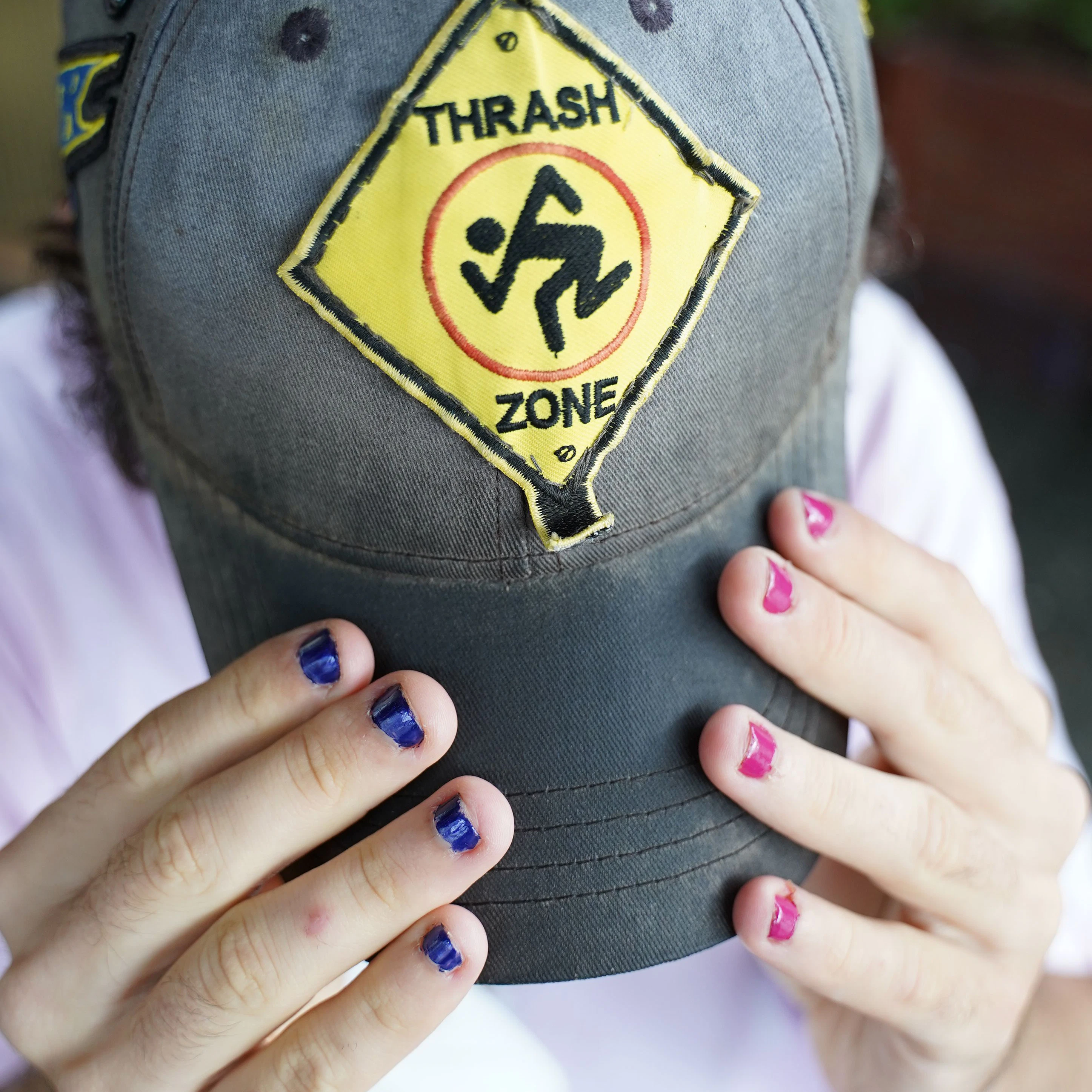 Der Thrash-Metal-Fan hat sich die Patches selbst aufs Cap genäht.