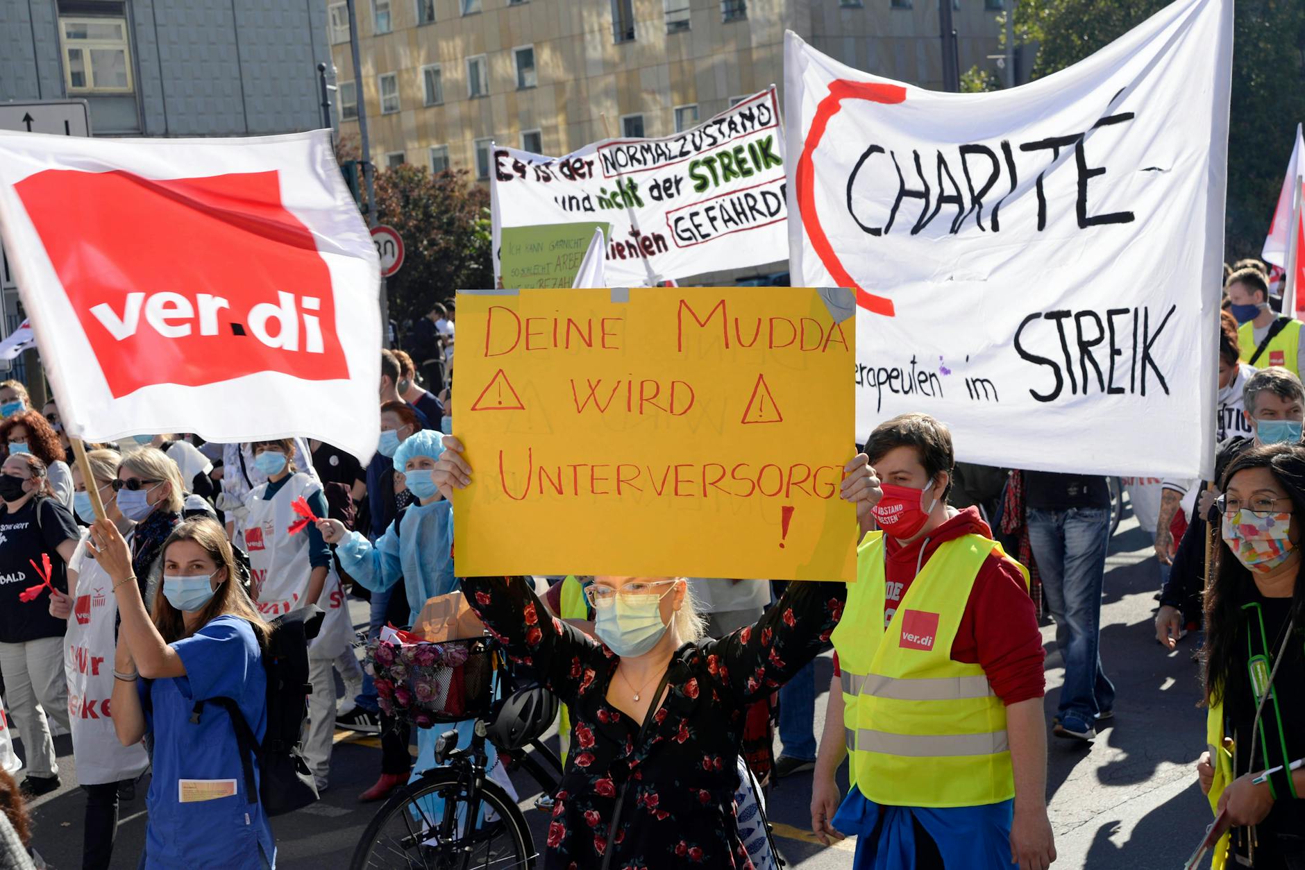 Nach Warnstreiks wollen die Klinikmitarbeiter jetzt unbefristet streiken (Archivbild).