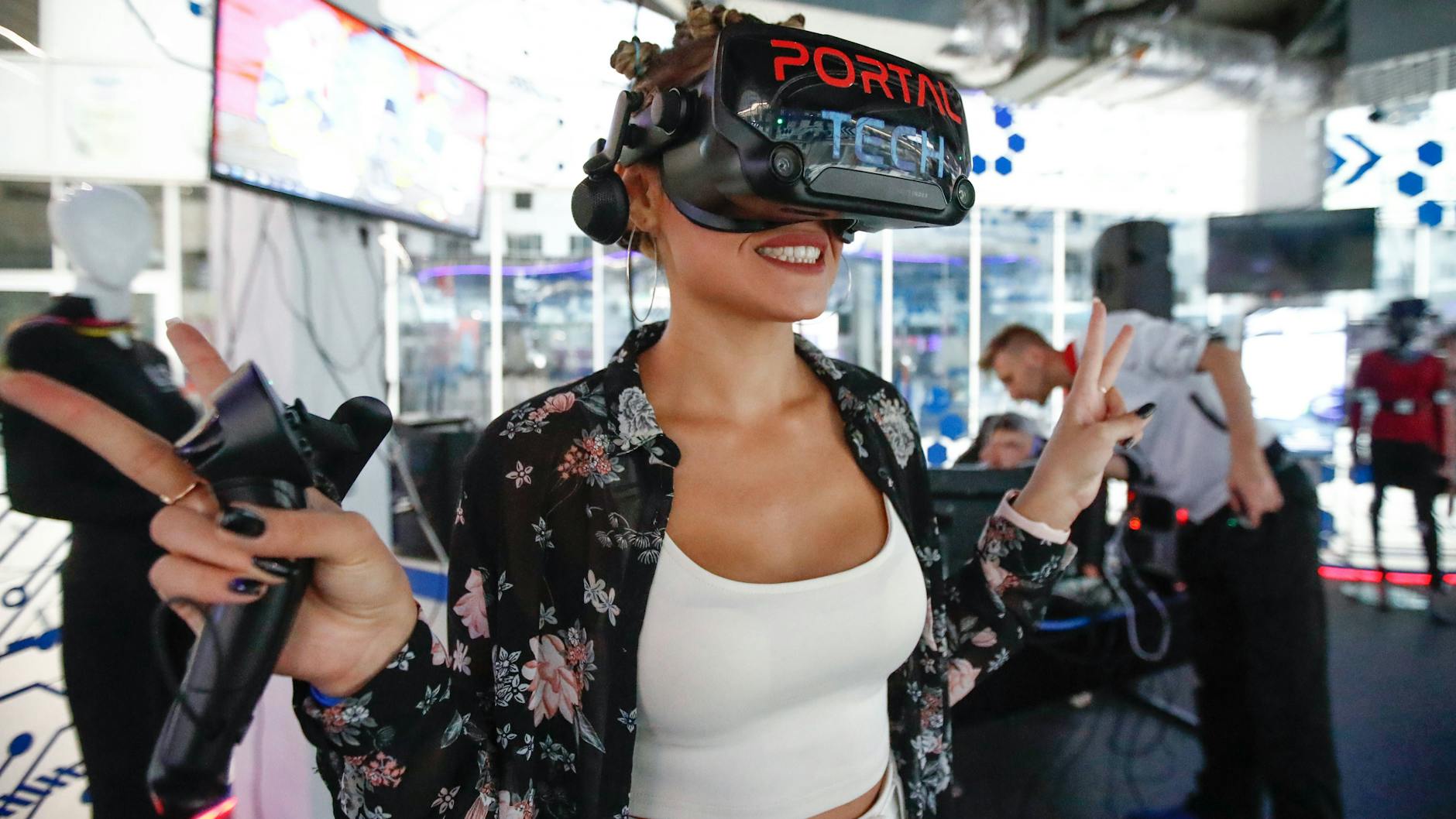 Weltweit nutzen Gamer die Möglichkeiten der modernen Technik, hier eine Frau bei einem Festival in Moskau.