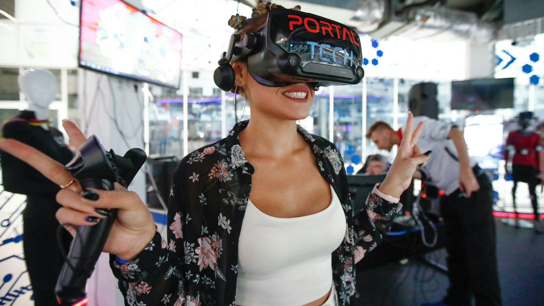 Weltweit nutzen Gamer die Möglichkeiten der modernen Technik, hier eine Frau bei einem Festival in Moskau.