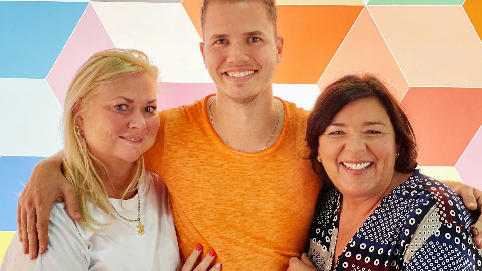 Macht bei „Schwiegertochter gesucht“ mit: Der Berliner Nic mit Mama Jacqueline und Moderatorin Vera Int-Veen.