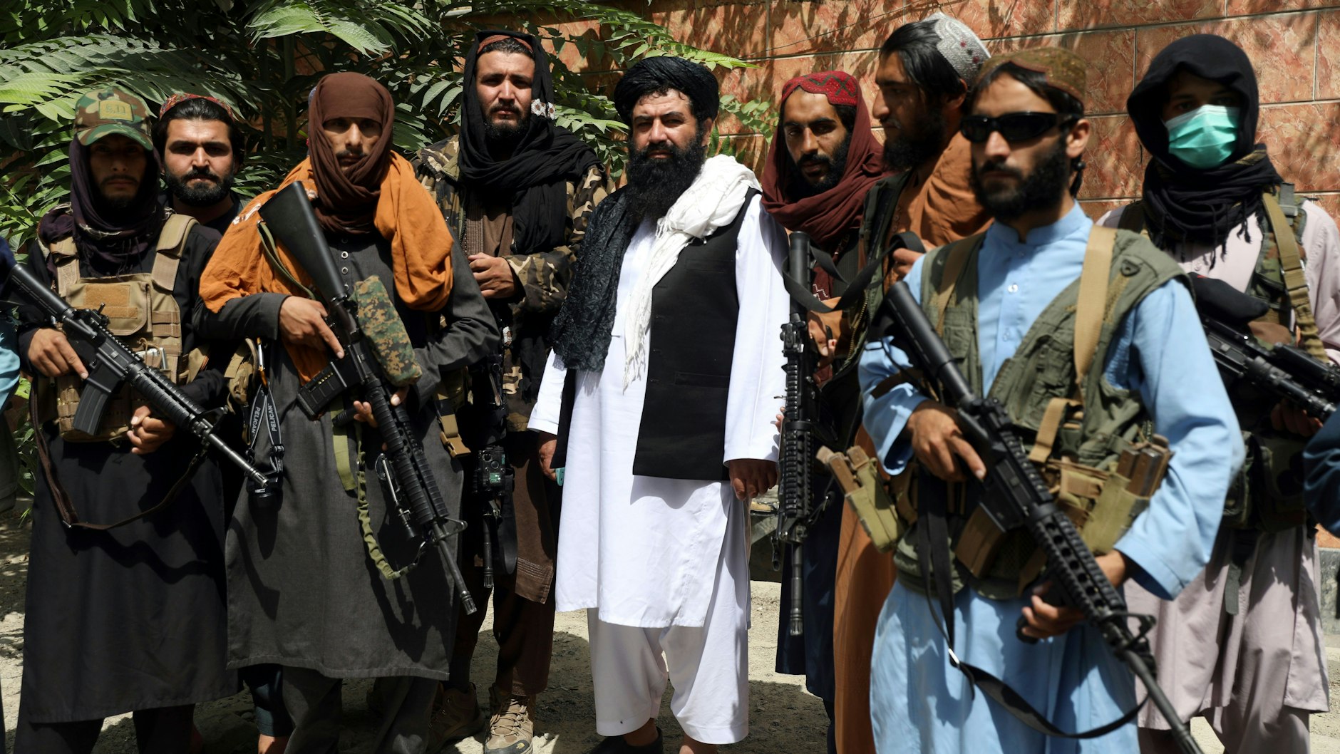 Taliban-Kämpfer in Kabul. Die neuen Herrscher versicherten, dass die Sicherheit von Botschaften und der Stadt Kabul gewährleistet sei.