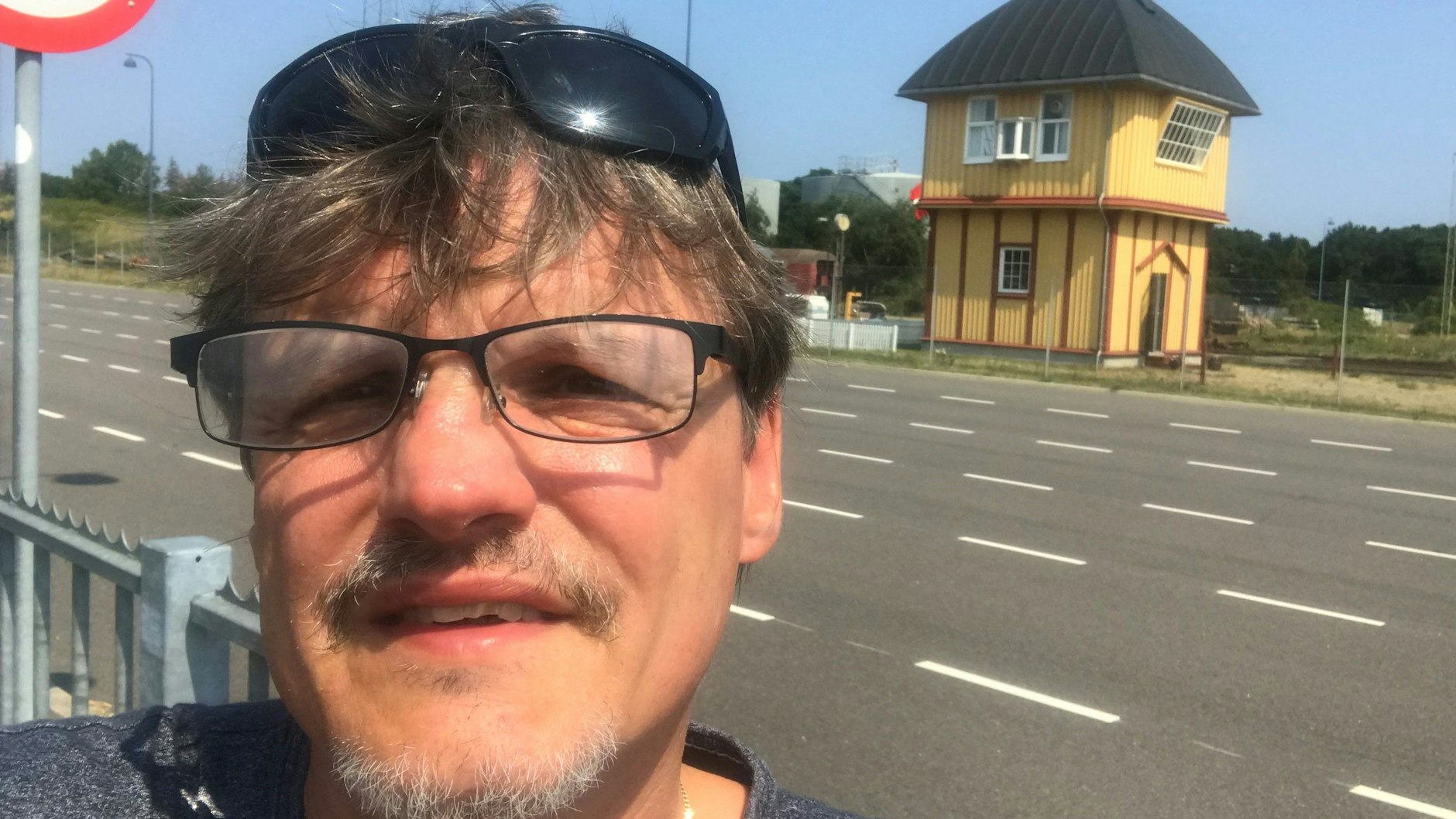 Kolumnen-Autor Norbert Koch-Klaucke vor dem berühmten Eisenbahnhäuschen aus dem Olsenbande-Film in Gedser.