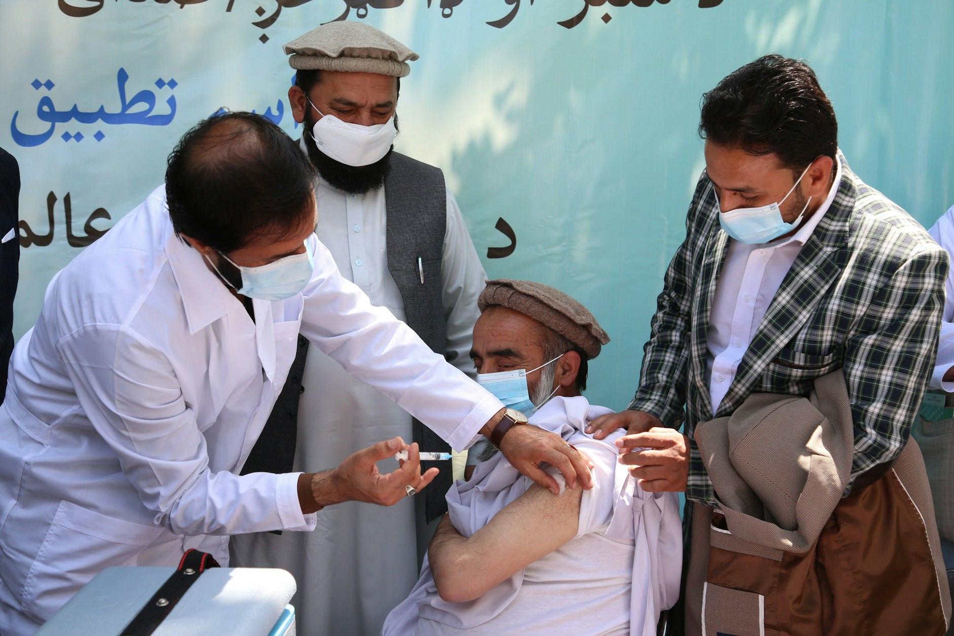 Ein Mann wird in der afghanischen Hauptstadt Kabul gegen Corona geimpft.