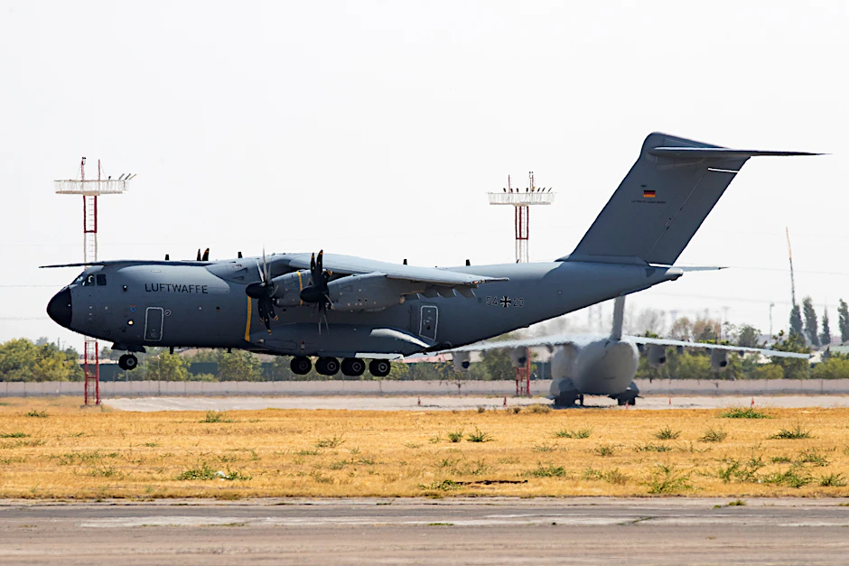Ein deutscher Airbus A400M landet mit aus Kabul evakuierten Personen auf dem international Airport Taschkent.