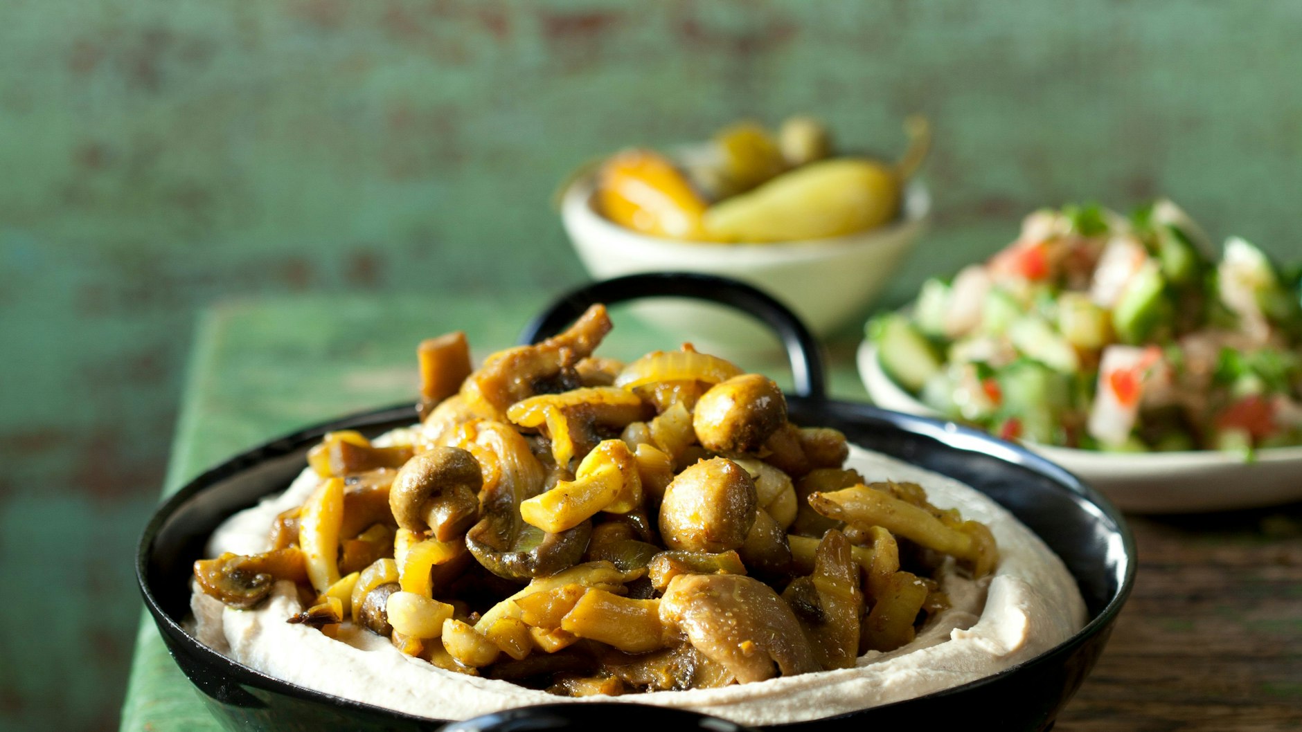 Hummus mit Pilzragout gehört zu den Lieblingsrezepten von Kochbuchautor Tom Franz aus Israel.