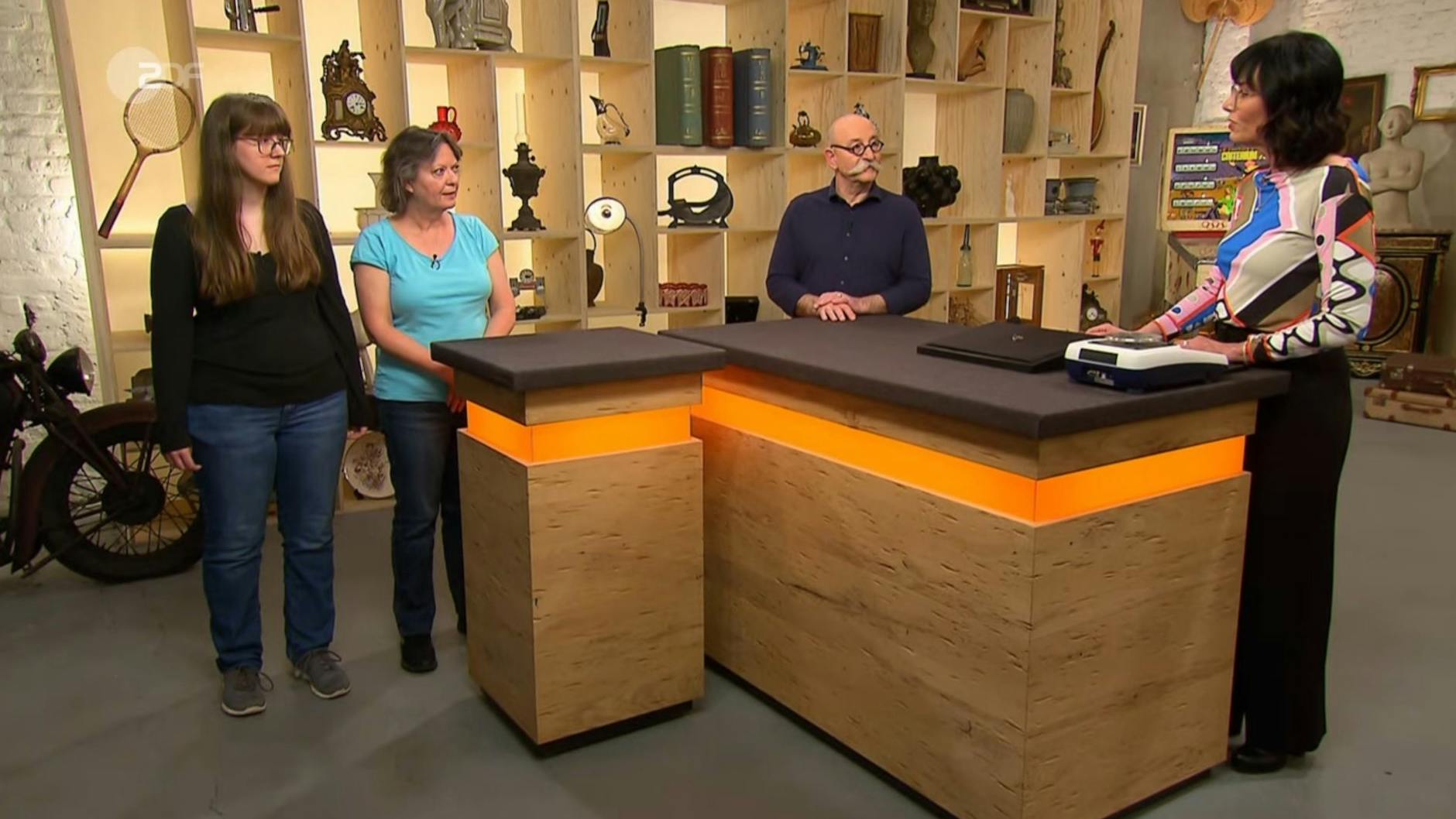 „Bares für Rares“-Expertin Dr. Heide Rezepa-Zabel erklärt das Material des Rings.