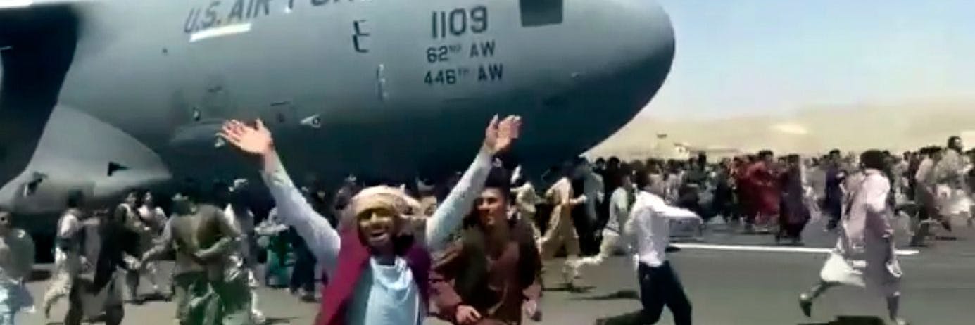 Hunderte Menschen waren auf die Startbahn gedrungen und versuchten, an Bord dieses C-17-Transporters der U.S. Air Force zu gelangen.