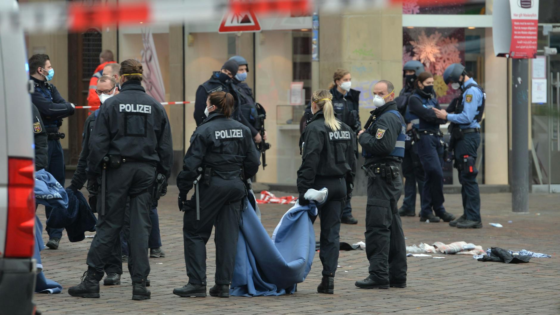 Einsatzkräfte der Polizei sind nahe der Fußgängerzone in Trier im Einsatz, in der ein Auto mehrere Menschen tödlich erfasst hat. 