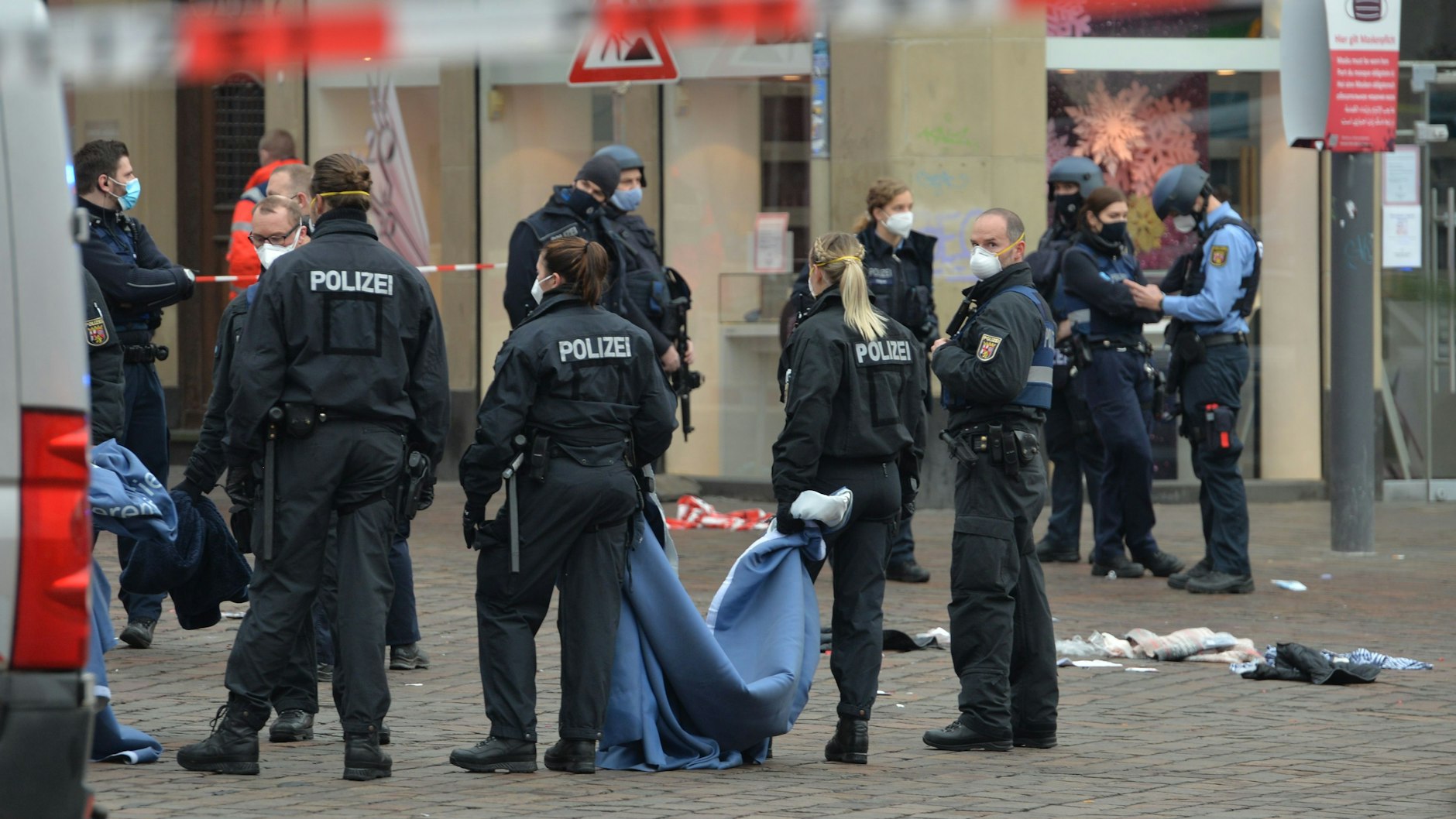 Einsatzkräfte der Polizei sind nahe der Fußgängerzone in Trier im Einsatz, in der ein&nbsp;Auto mehrere Menschen tödlich erfasst hat.&nbsp;