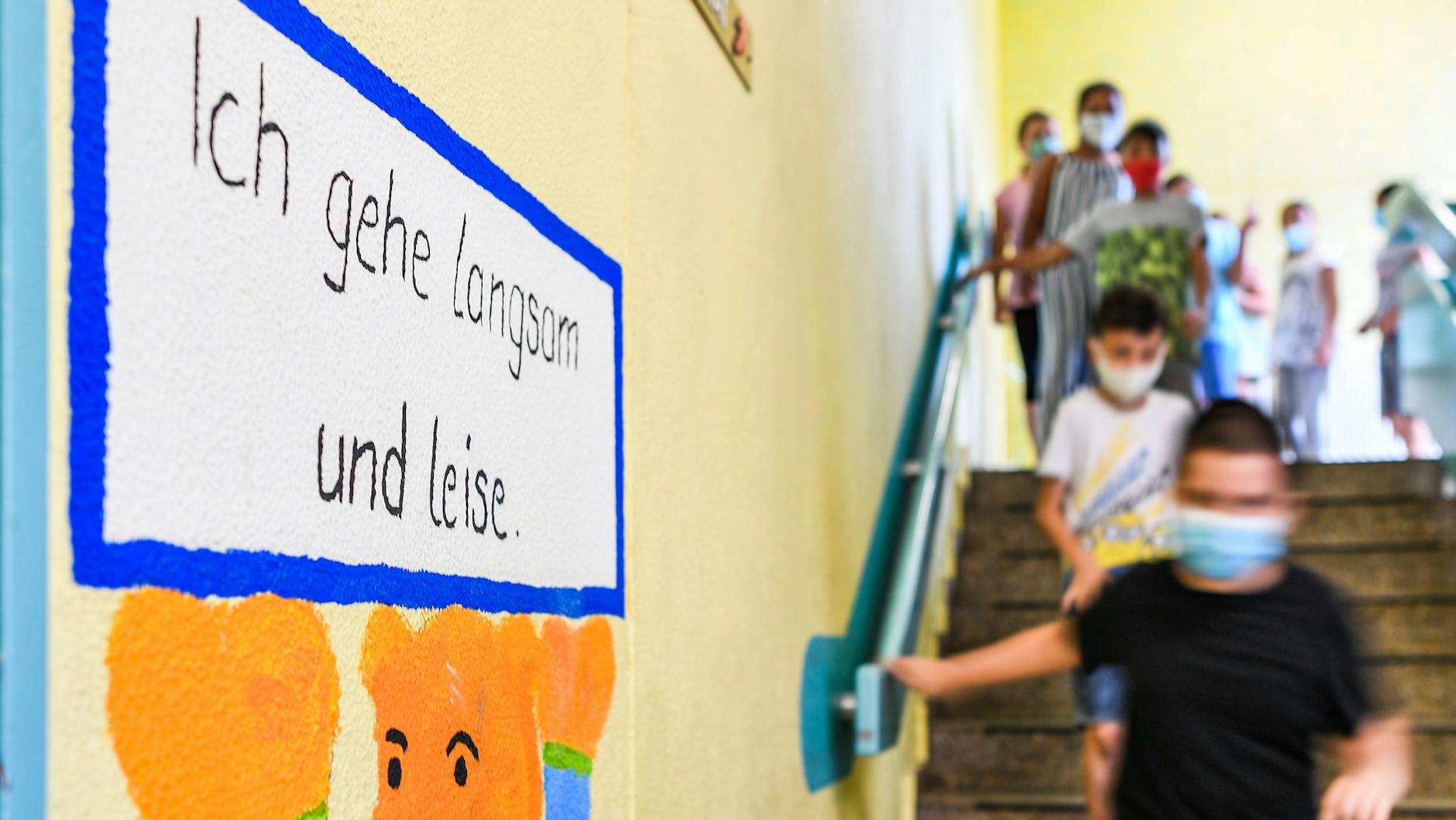 … und trage immer eine Maske. Wie in der Grundschule an der Köllnischen Heide gilt an allen Berliner Schulen Maskenpflicht.