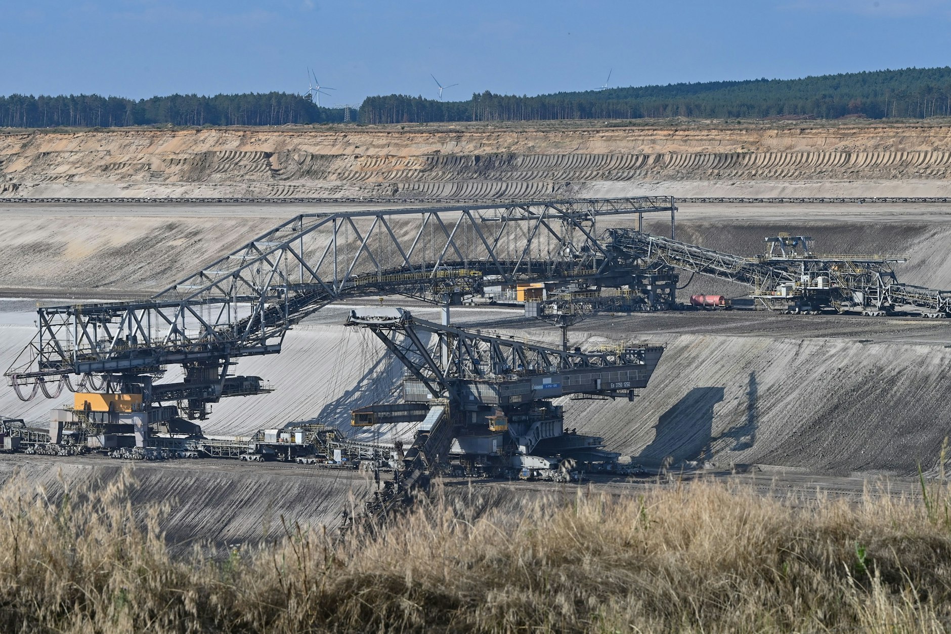 Braunkohle wird im Tagebau Jänschwalde der Lausitz Energie Bergbau AG gefördert. Der Kohleausstieg ist für 2038 beschlossen.