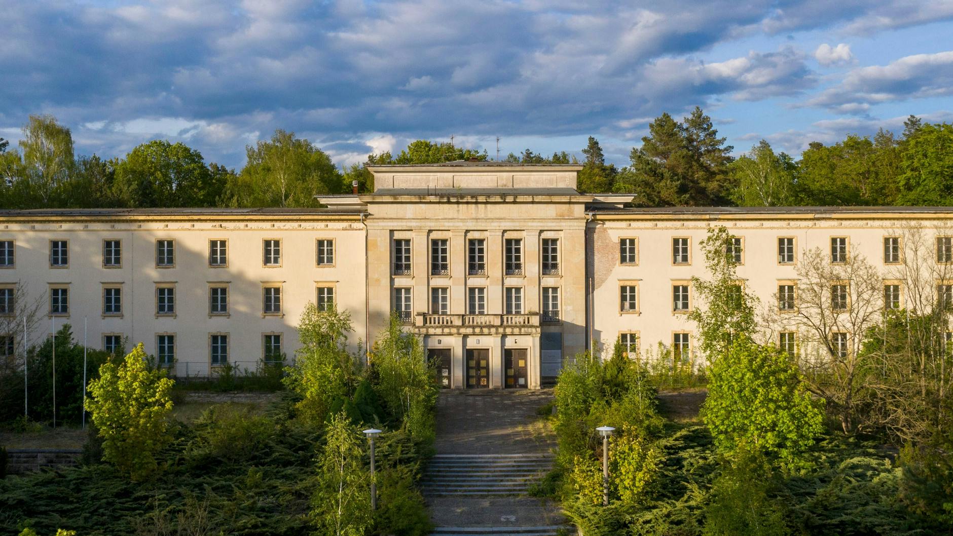Ein Gebäude der ab 1951 gebauten FDJ-Jugendhochschule Wilhelm Pieck auf dem ehemaligen Landsitz des Reichspropagandaministers Joseph Goebbels am Bogensee bei Wandlitz im Landkreis Barnim. 