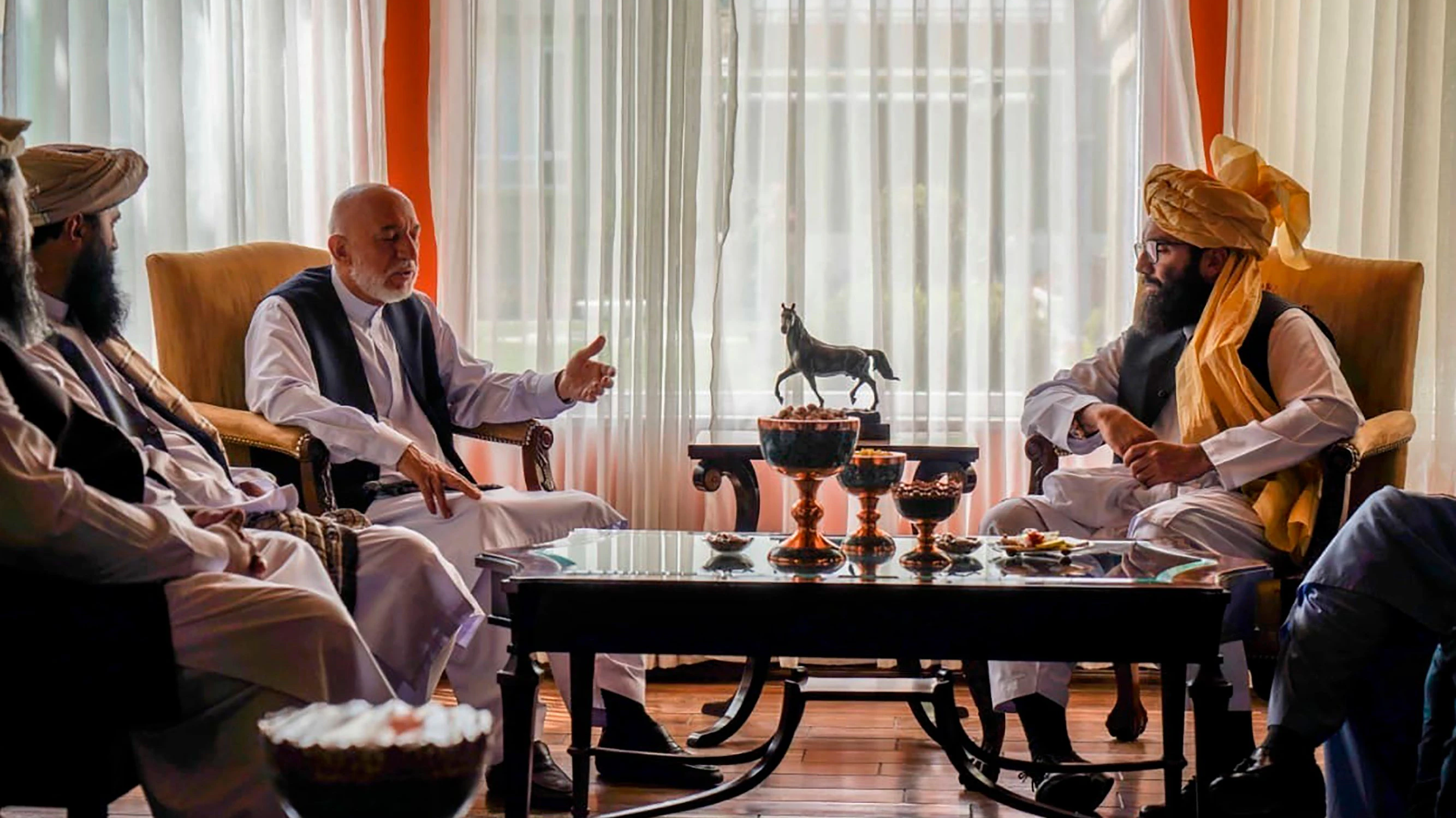 Kabul: Auf diesem von den Taliban veröffentlichten Foto treffen sich Hamid Karsai, ehemaliger Präsident von Afghanistan, und Anas Hakkani, hochrangiger Führer der Hakkani-Gruppe, sowie weitere Mitglieder der Taliban-Delegation.