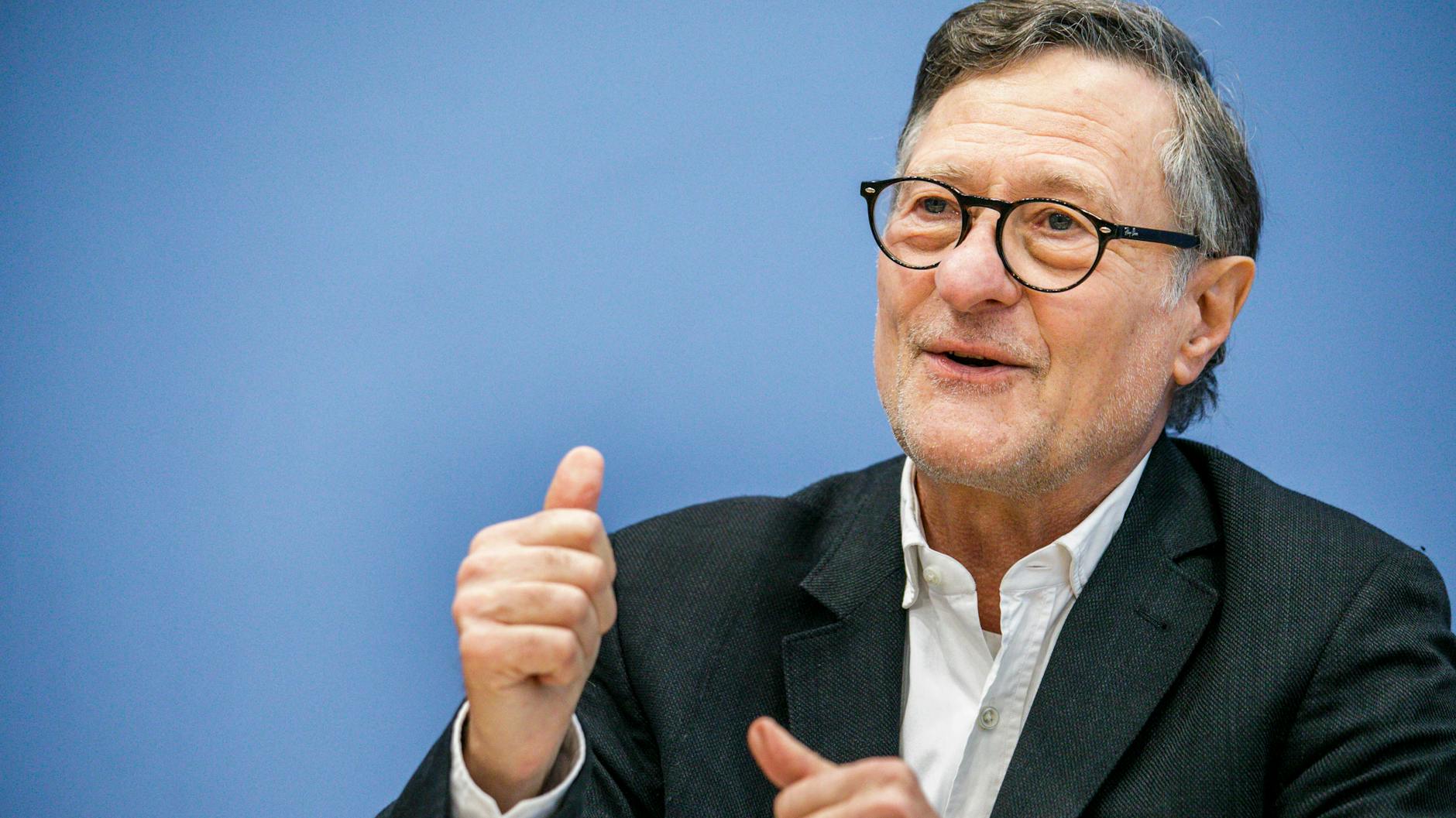 Hartmut Bäumer, Chair of Transparency International Germany, is sharply critical of the CSU-led Ministry of Transport.