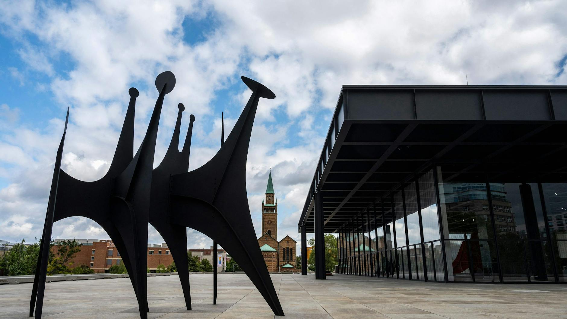 Alexander Calders Skulptur „Têtes et Queue“ an der Neuen Nationalgalerie
