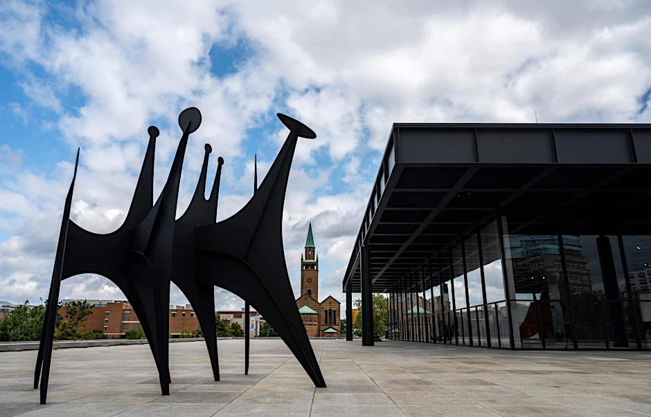 Alexander Calders Skulptur „Têtes et Queue“ an der Neuen Nationalgalerie