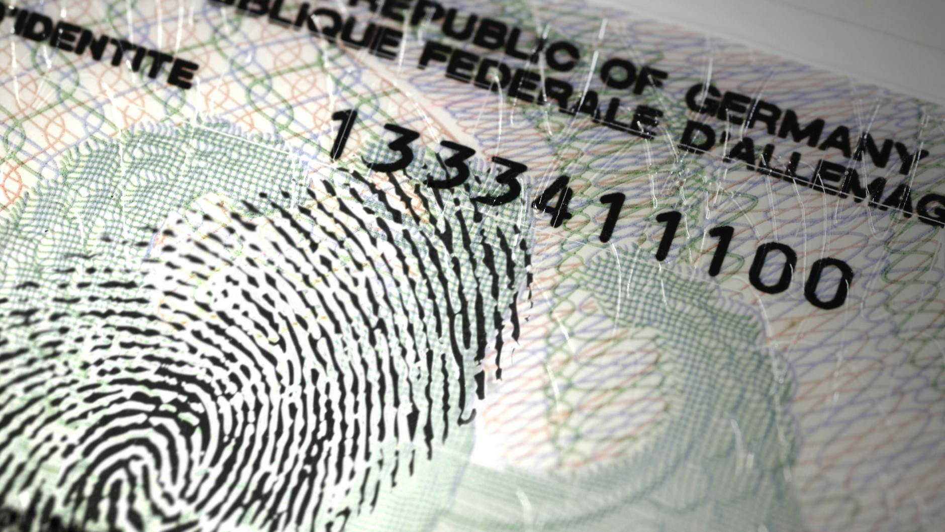 Deutscher Personalausweis mit Fingerabdruck.