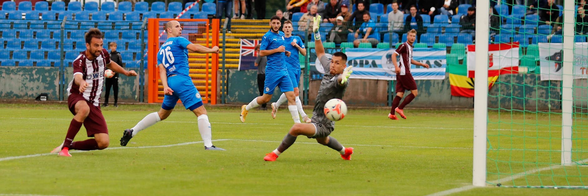Christian Beck erzielt das Tor zum 2:0 für den BFC Dynamo.