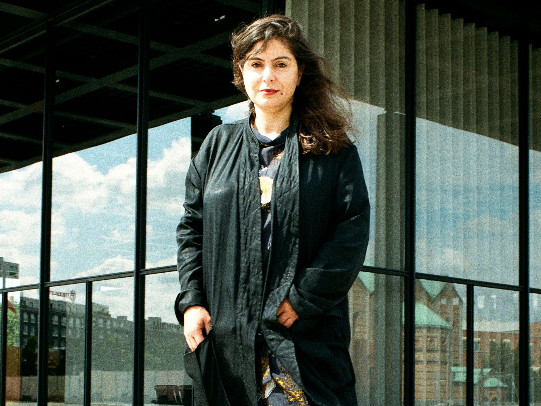 Die Film- und Skulpturenkünstlerin Rosa Barba vor der jüngst wiedereröffneten Neuen Nationalgalerie.