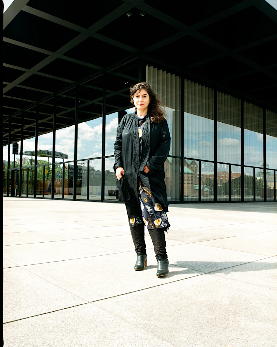 Die Film- und Skulpturenkünstlerin Rosa Barba vor der jüngst wiedereröffneten Neuen Nationalgalerie.