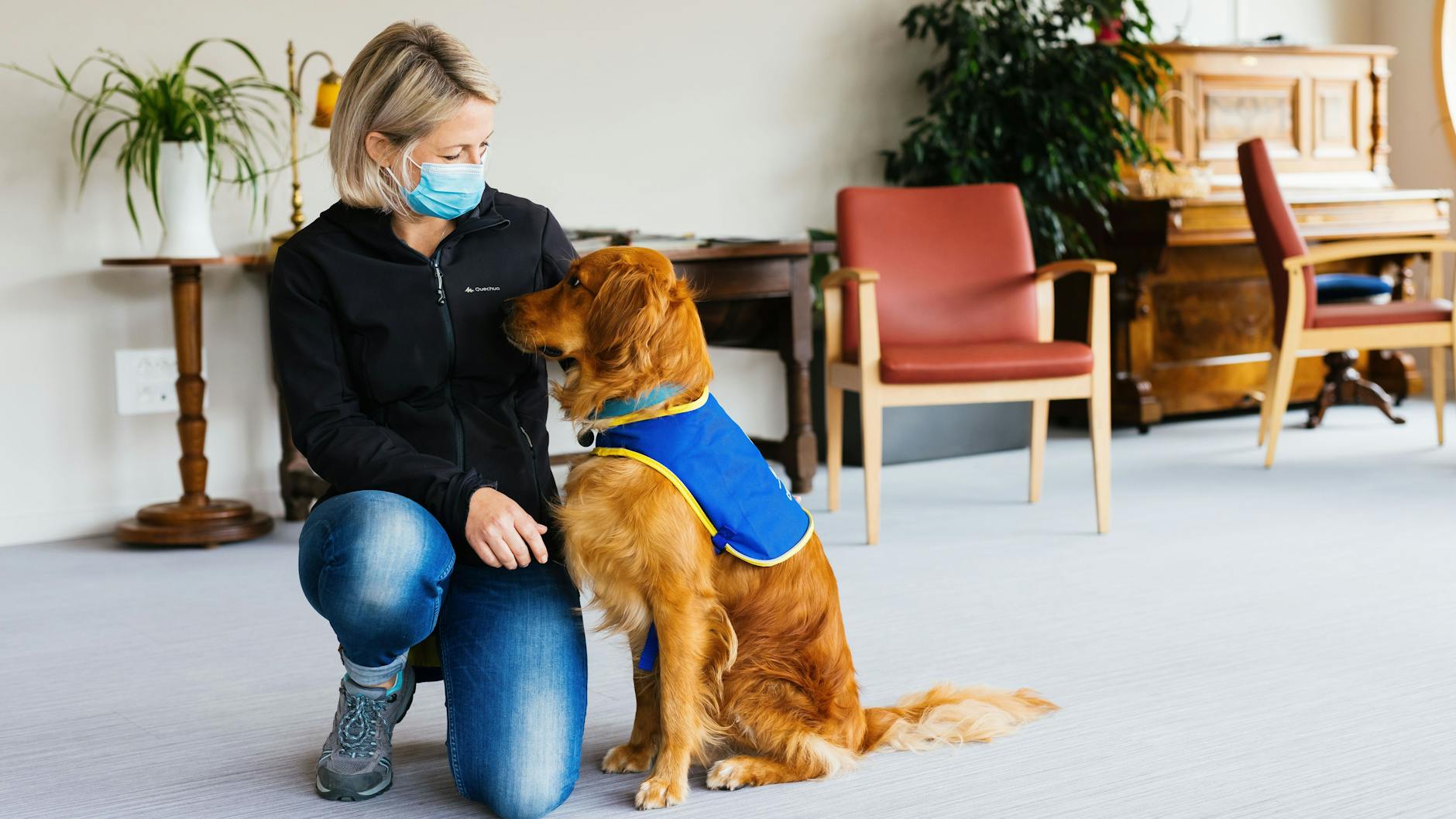 Hundeführerin Christelle Schreiber kniet neben Pokaa, dem laut ihr ersten in Frankreich eingesetzten Covid-Suchhund.