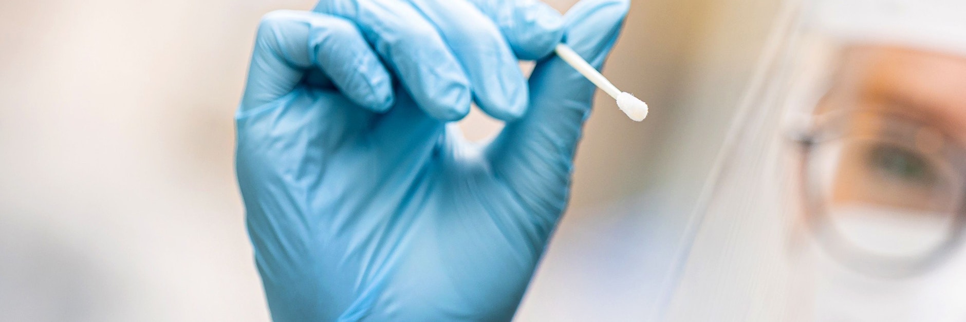 Das RKI registriert 8324 Corona-Neuinfektionen binnen 24 Stunden. Vor einer Woche hatte der Wert für Deutschland bei 4996 Ansteckungen gelegen.