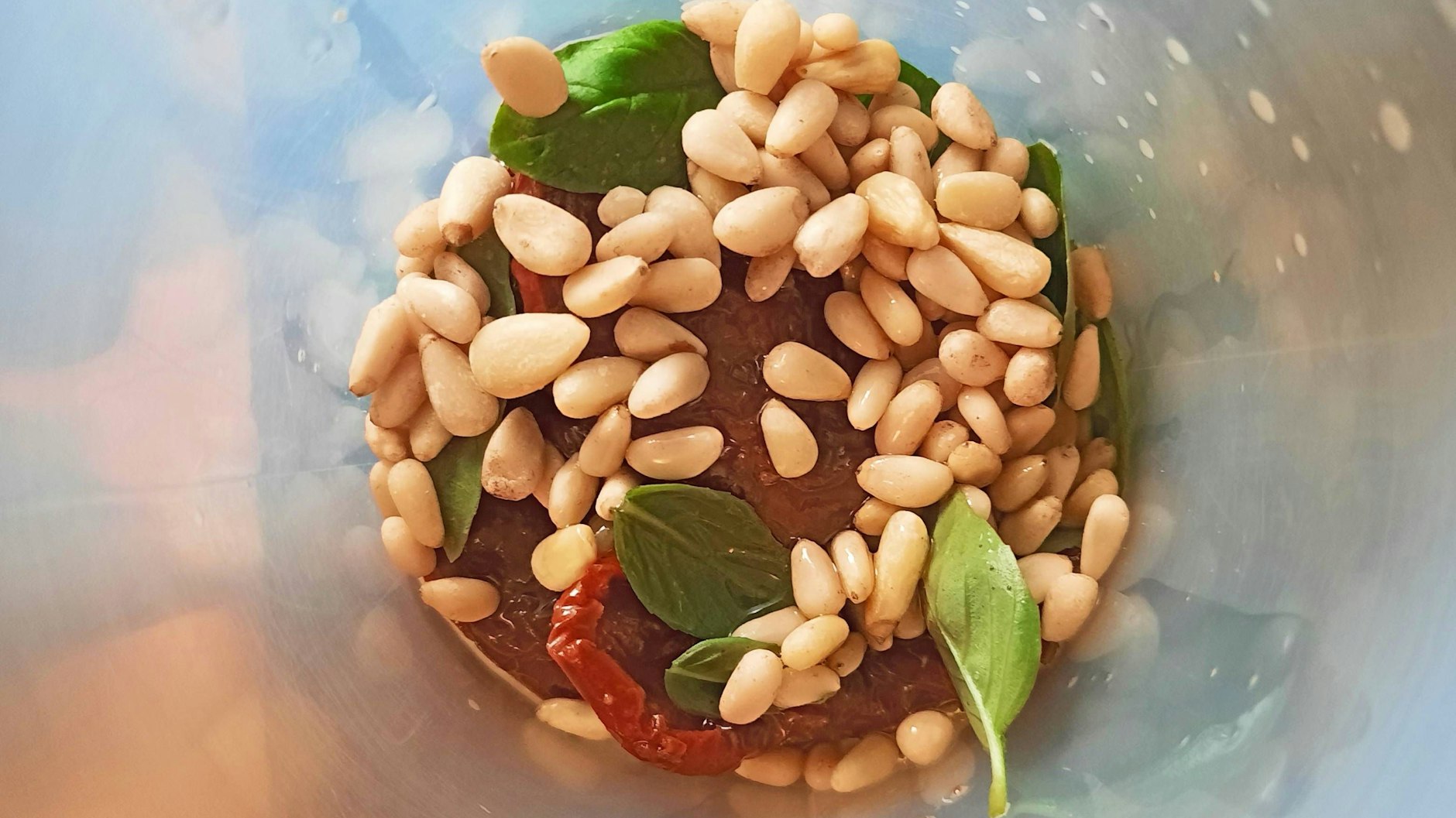 Pinienkerne, Knoblauch, Basilikum und getrocknete Tomaten werden mit Olivenöl, Zitronensaft, Kräutern und Gewürzen zu einem leckeren Pesto Rosso.