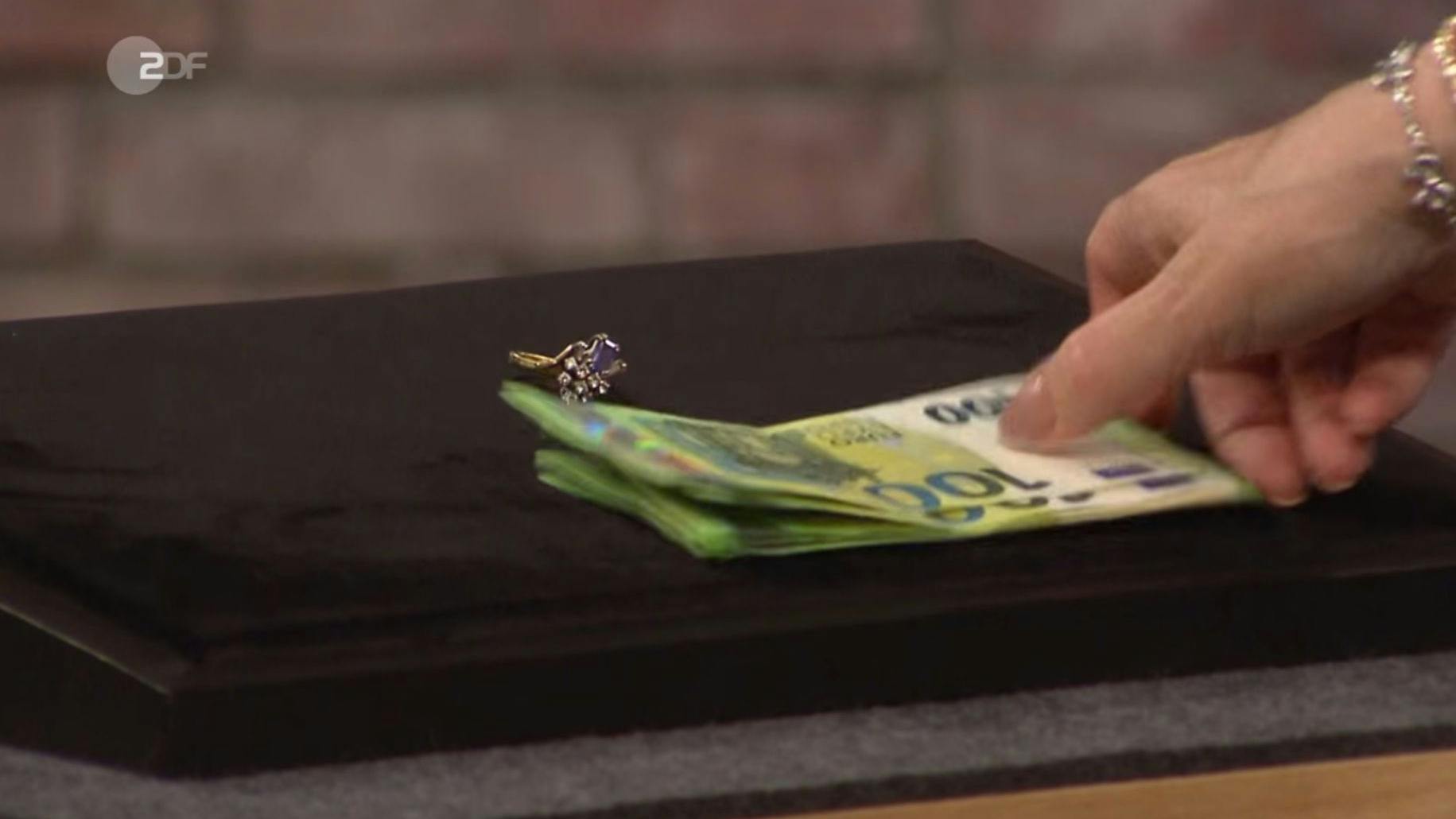 900 Euro legt „Bares für Rares“-Händlerin Elke Velten für den Ring auf den Tisch.