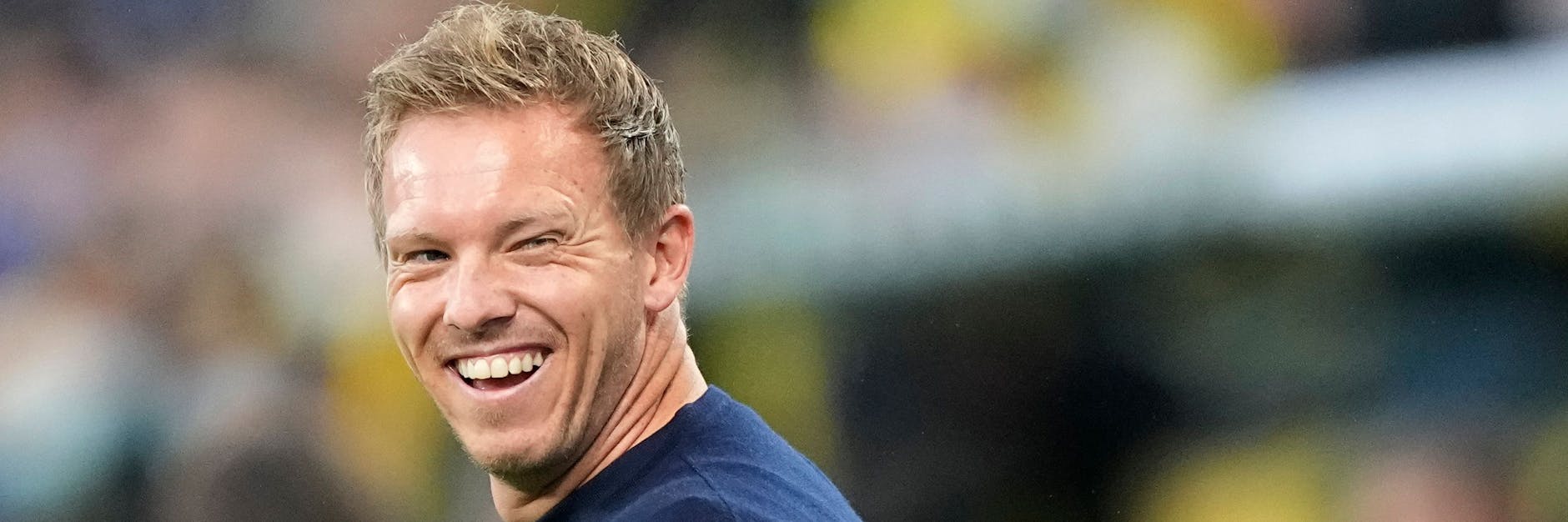 Julian Nagelsmann lacht und zeigt seine selbsternannten Hamsterzähne.