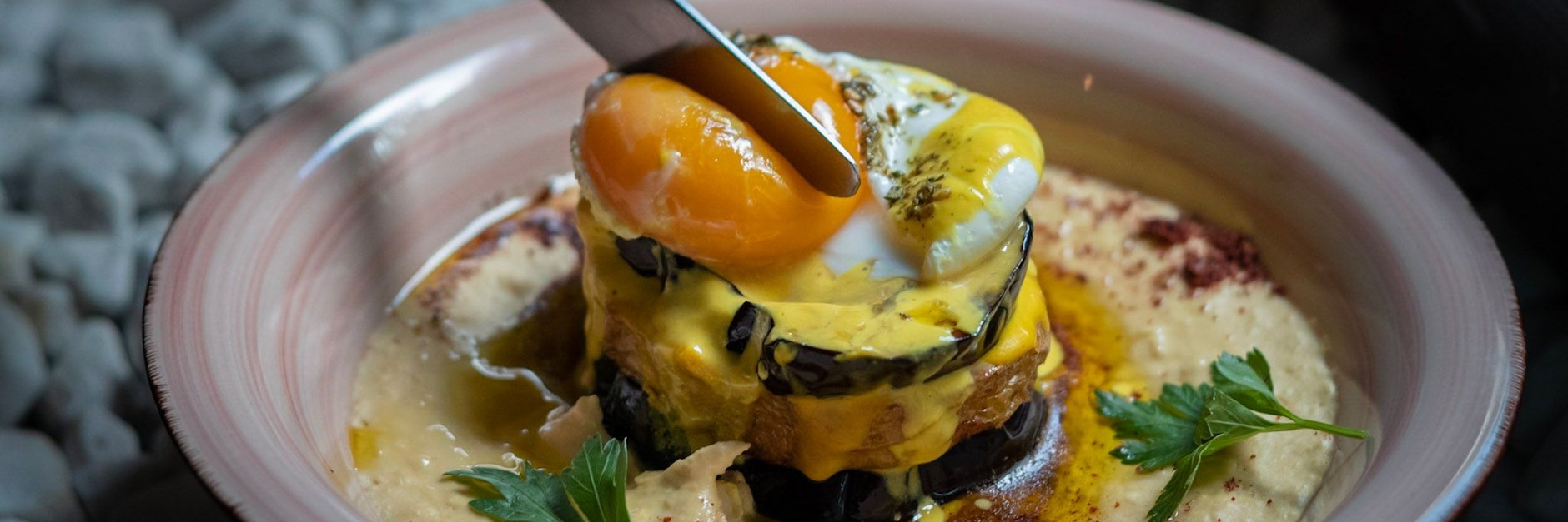 Im Berliner Restaurant Kanaan wird Hummus als Hauptgericht serviert, auf dem Foto: Hummus Sabich mit Auberginen und Ei.