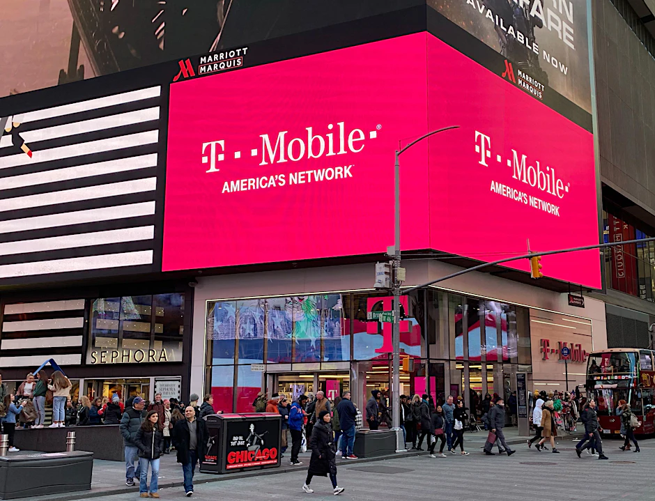 Eine Filiale des Mobilfunkproviders T-Mobile US am belebten Times Square in New York.