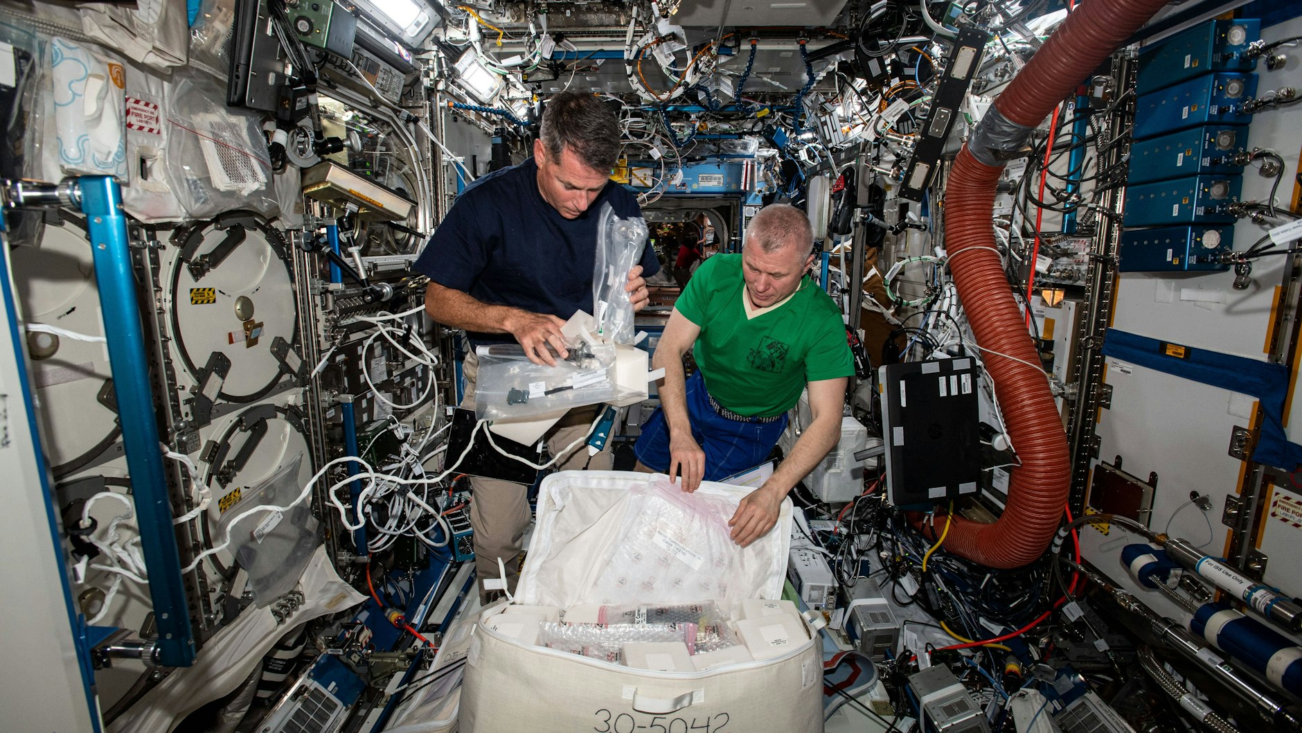 Alltag in der Raumstation ISS im Mai 2021. Was nicht zu sehen ist: Für Astronauten ist Hygiene ein großes Thema.