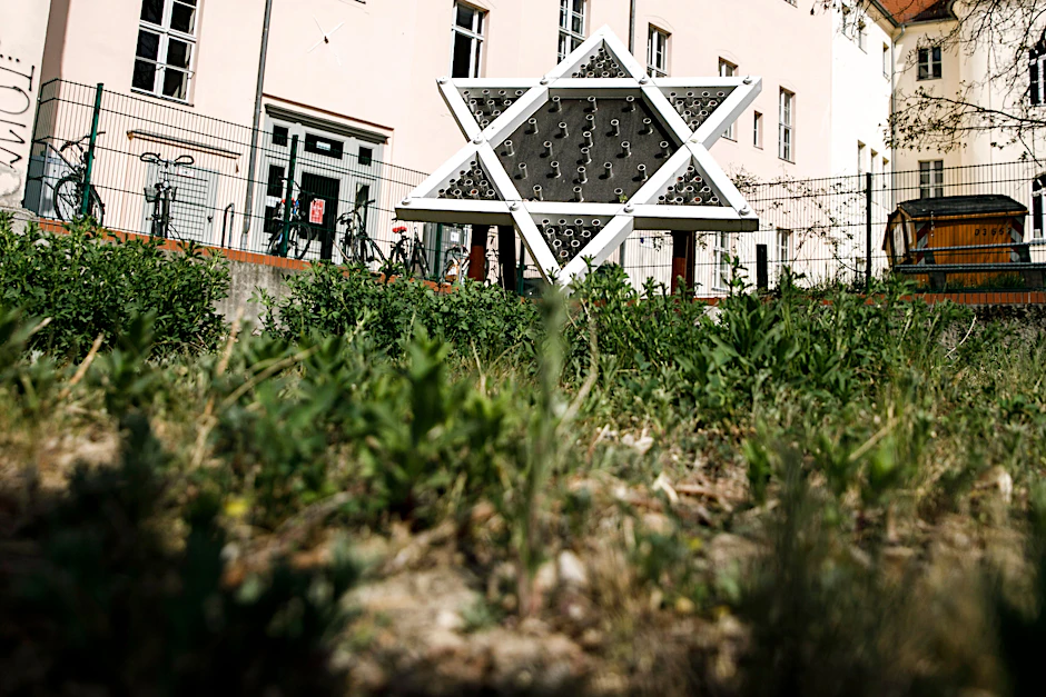 Ein Davidstern steht auf dem mit einem Bauzaun abgesperrten Platz an der Ecke Schloßstraße und Friedrich-Ebert-Straße. Das Grundstück war vom Land Brandenburg für den Bau der neuen Synagoge zur Verfügung gestellt worden.