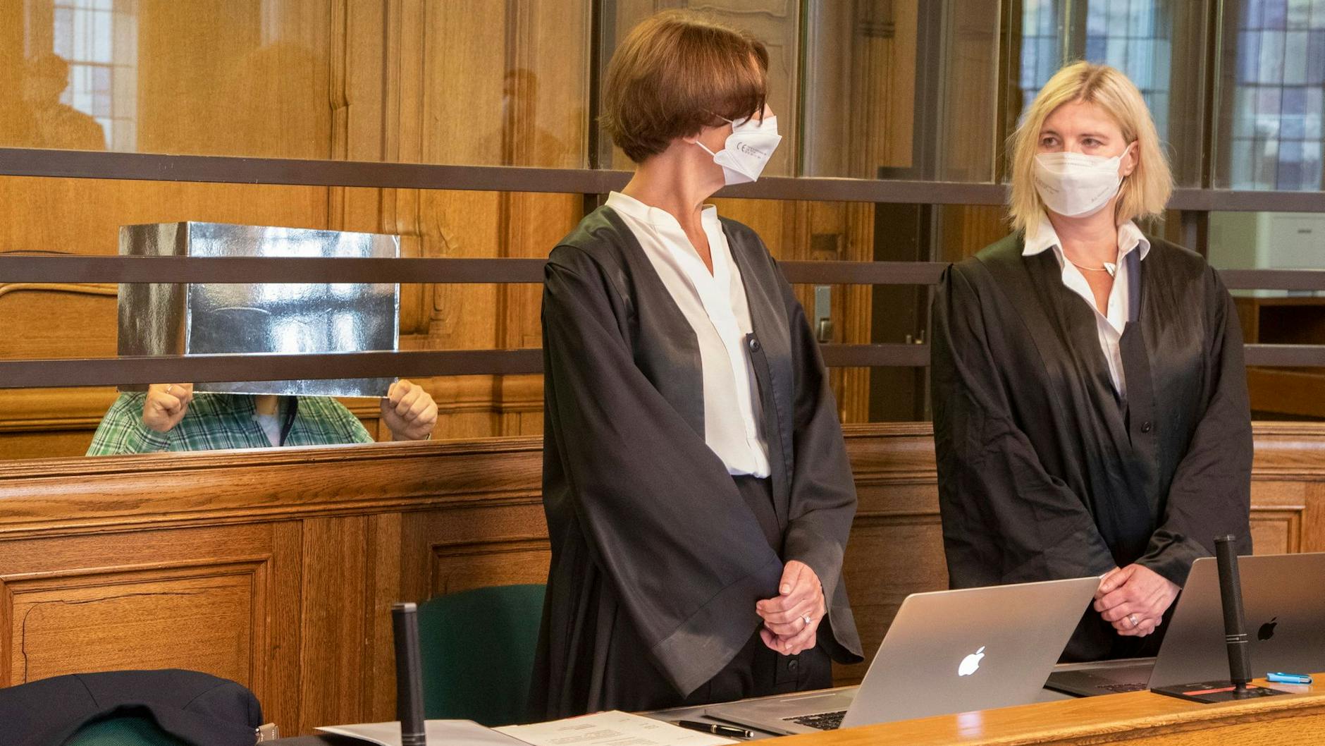 Der angeklagte Lehrer Stefan R. wird im Mordprozess von zwei Anwältinnen verteidigt.