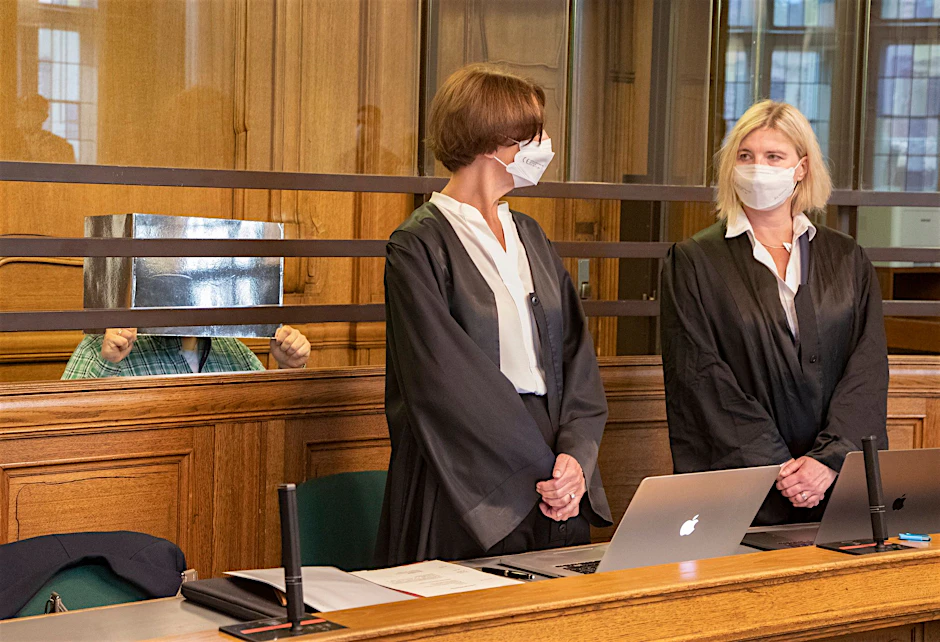 Der angeklagte Lehrer Stefan R. wird im Mordprozess von zwei Anwältinnen verteidigt.
