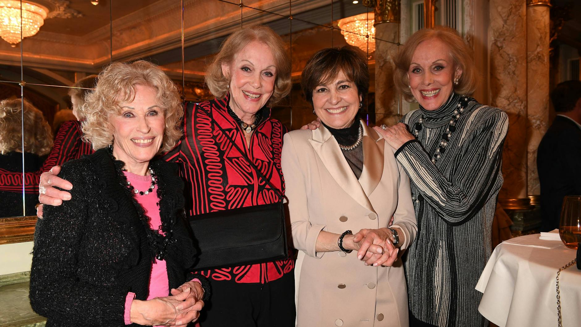 Bibi Johns, Alice und Ellen Kessler und Paola Felix zusammen bei der Feier zum 80. Geburtstag von Peter Kraus 2019 in München.