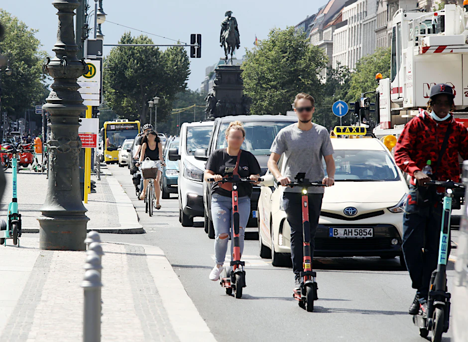 E-Scooter unterwegs auf der Straße Unter den Linden.