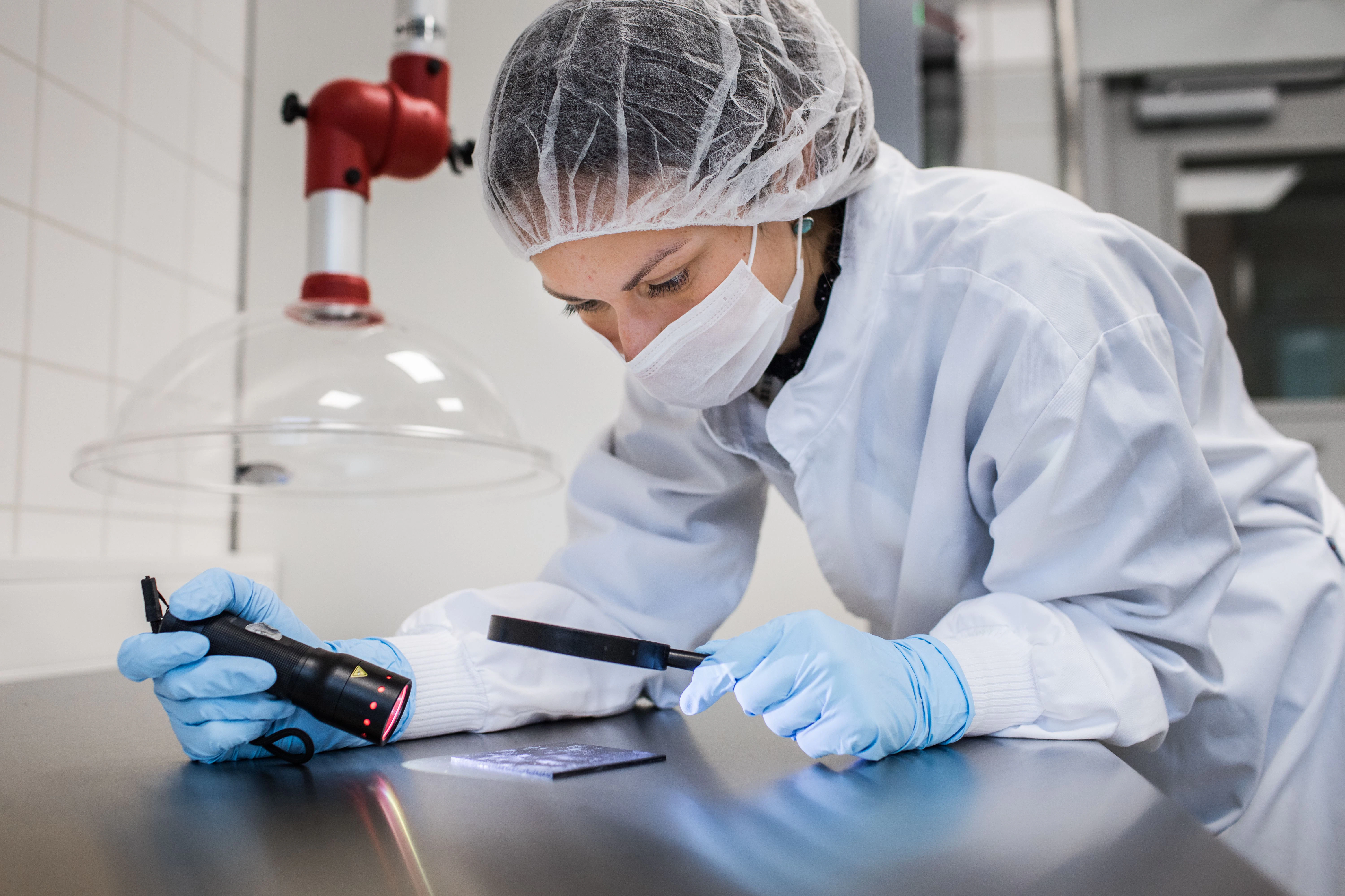 Im Labor der Forensischen Daktyloskopie untersuchen die Mitarbeiterinnen Spurenträger auf Fingerabdrücke.