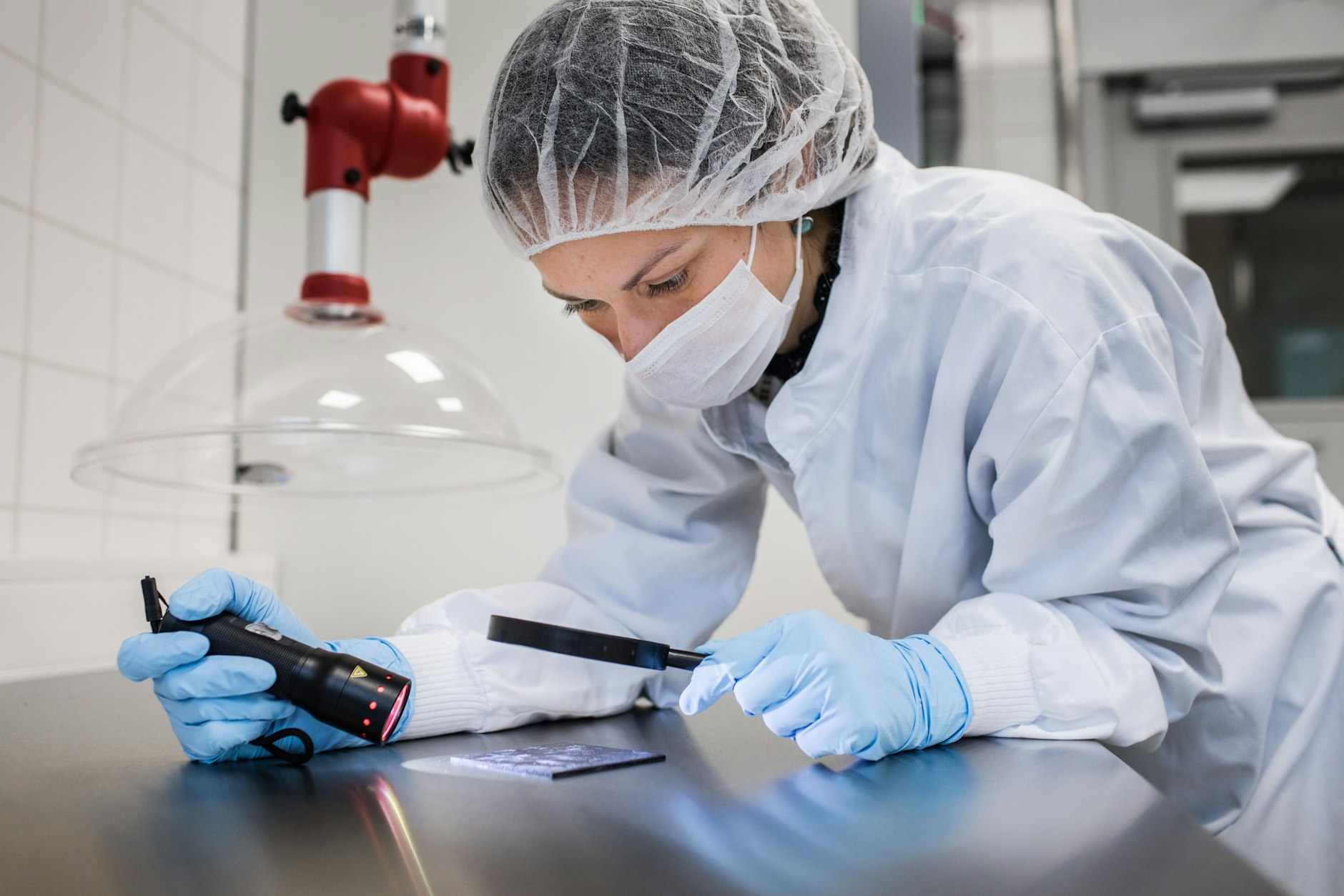 Im Labor der Forensischen Daktyloskopie untersuchen die Mitarbeiterinnen Spurenträger auf Fingerabdrücke.