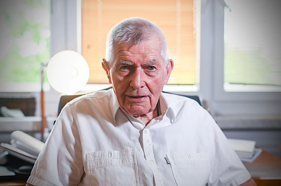 Karl Hecht ist 97 Jahre alt und Professor für Neurophysiologie und emeritierter Professor für experimentelle und klinische pathologische Physiologie der Humboldt-Universität zu Berlin (Charité).<br>