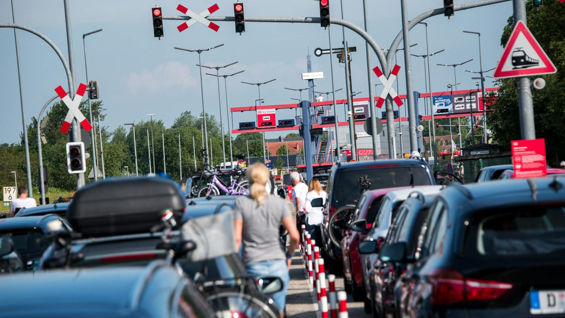 Autos stehen an der Autozug-Verladestation zur Nordseeinsel Sylt in Schlangen. 